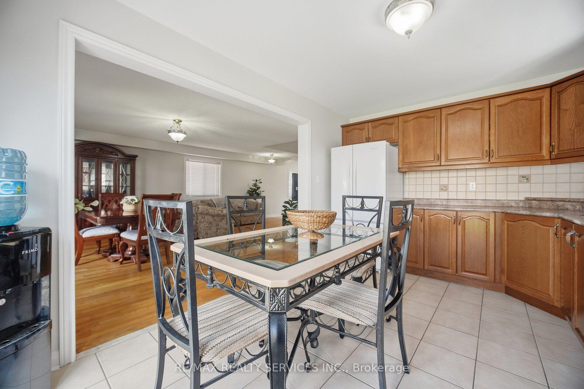 Photo 15 of 30 Maple Beach Crescent, Brampton, Fletcher's Meadow — HOMEH