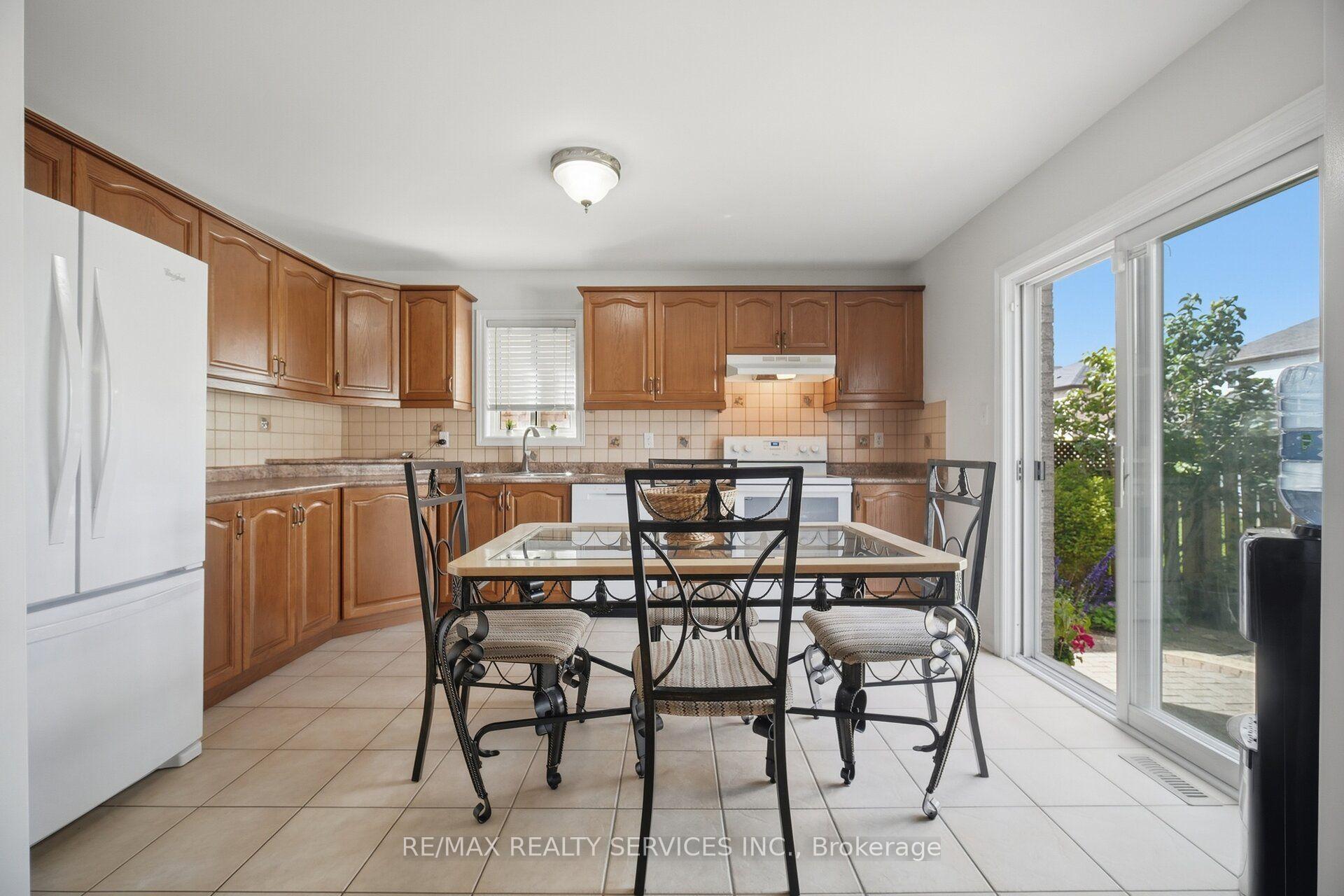 Photo 16 of 30 Maple Beach Crescent, Brampton, Fletcher's Meadow — HOMEH