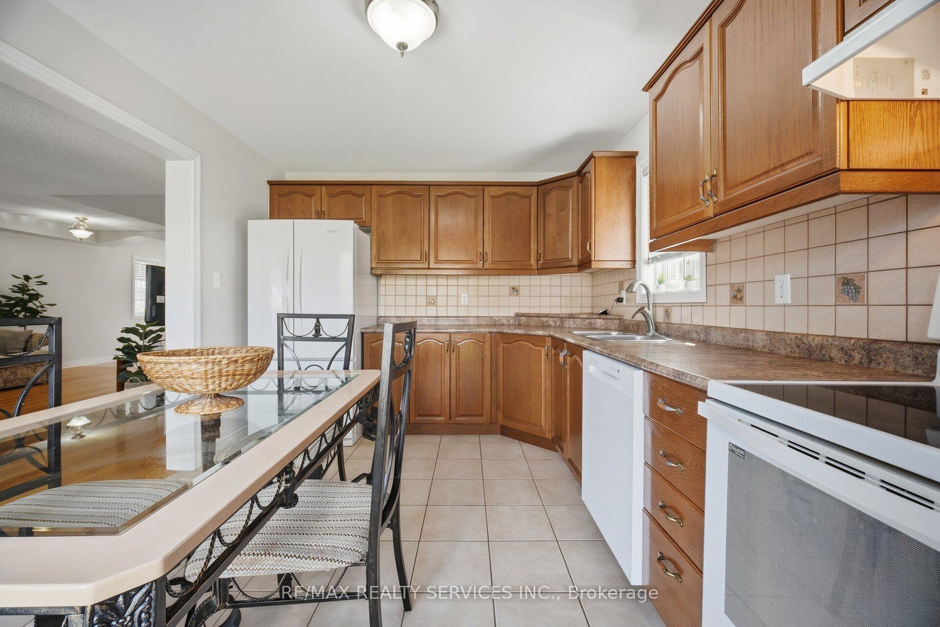 Photo 17 of 30 Maple Beach Crescent, Brampton, Fletcher's Meadow — HOMEH