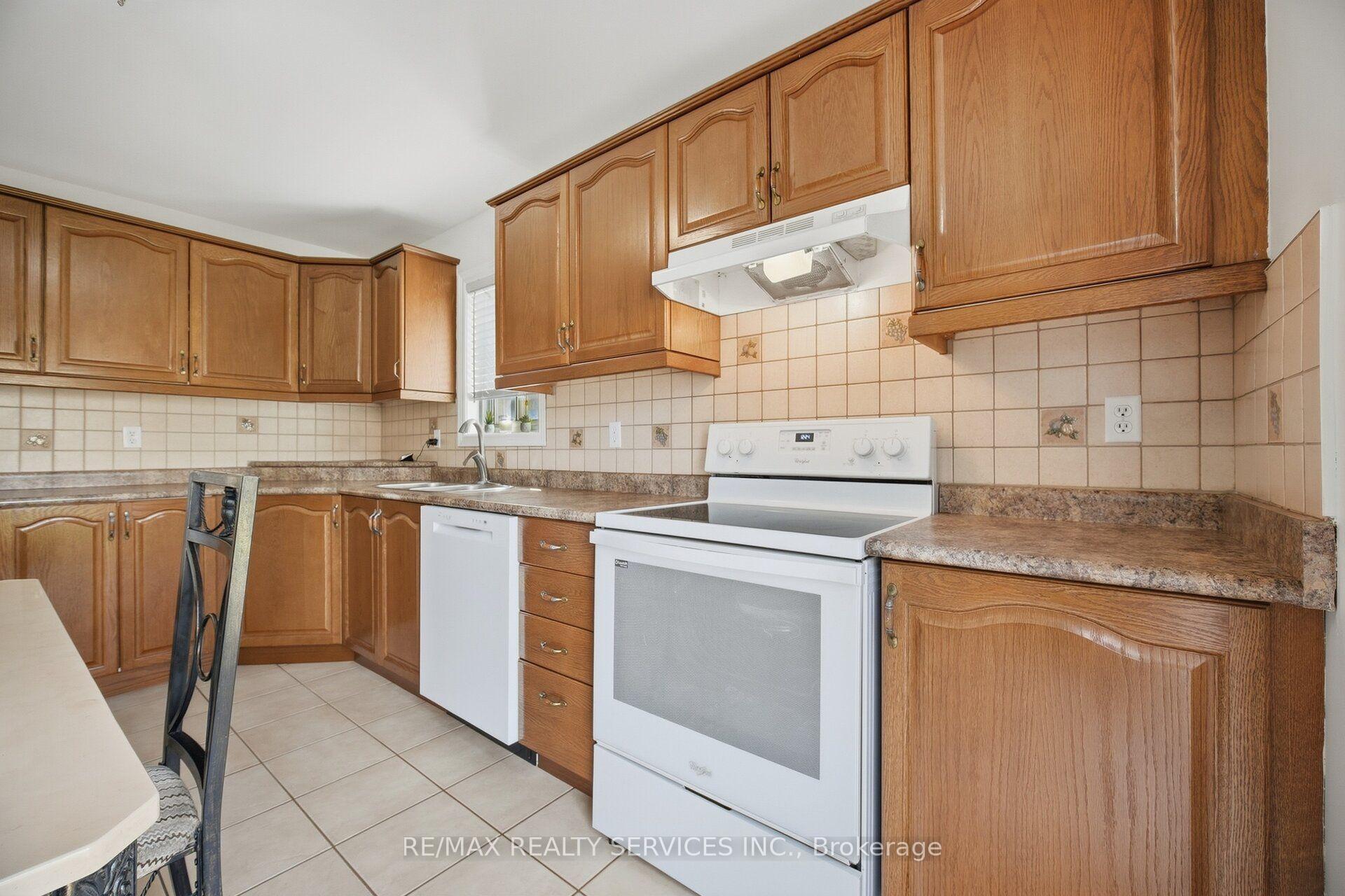 Photo 18 of 30 Maple Beach Crescent, Brampton, Fletcher's Meadow — HOMEH