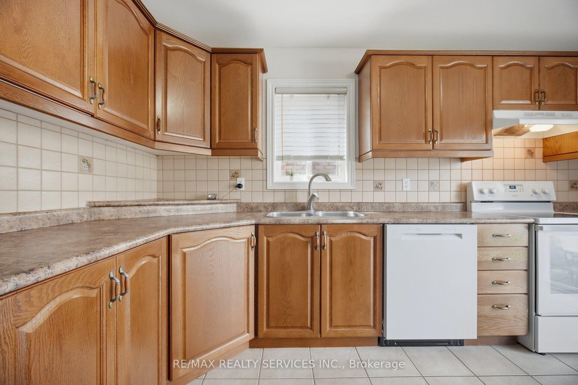 Photo 19 of 30 Maple Beach Crescent, Brampton, Fletcher's Meadow — HOMEH