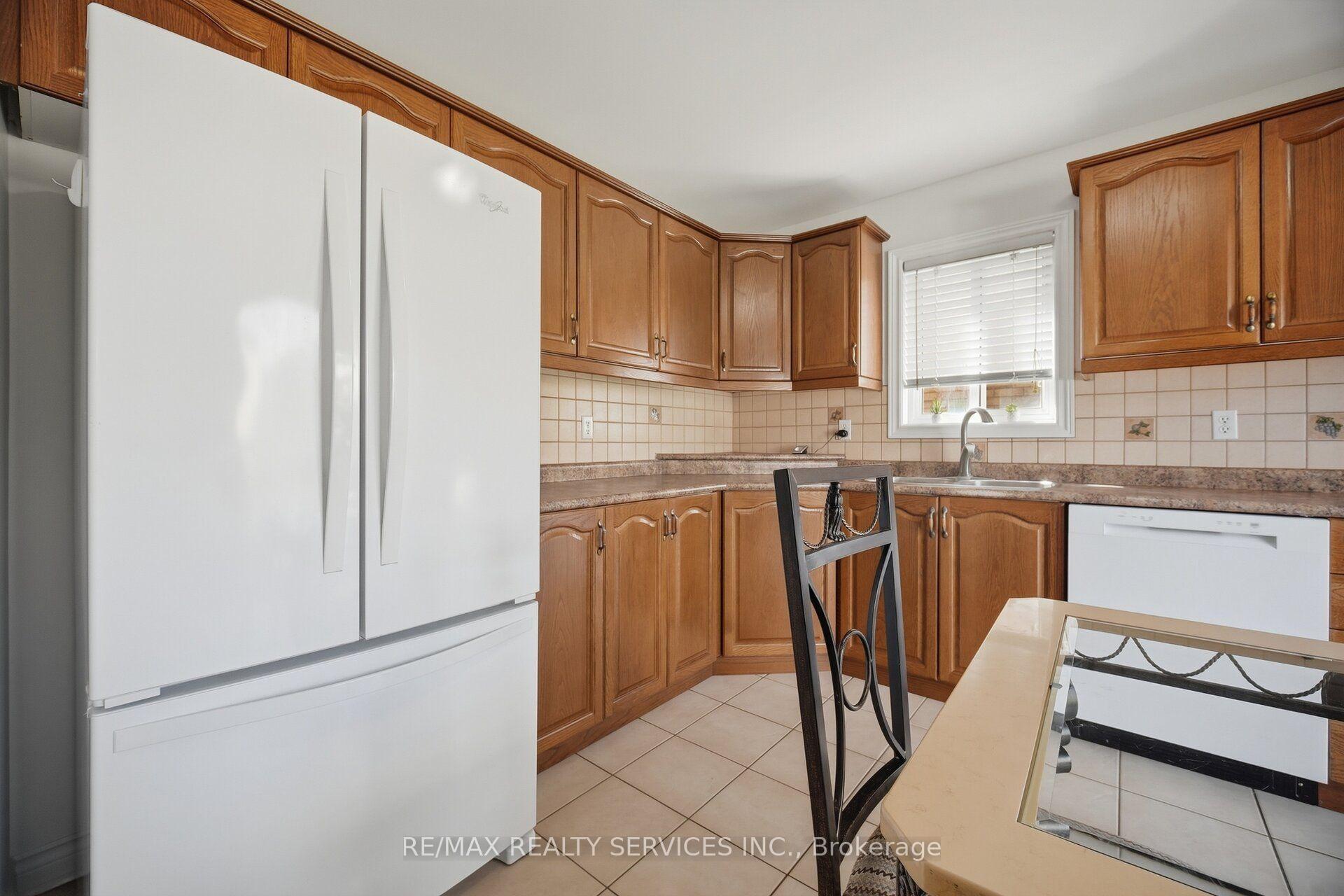 Photo 20 of 30 Maple Beach Crescent, Brampton, Fletcher's Meadow — HOMEH