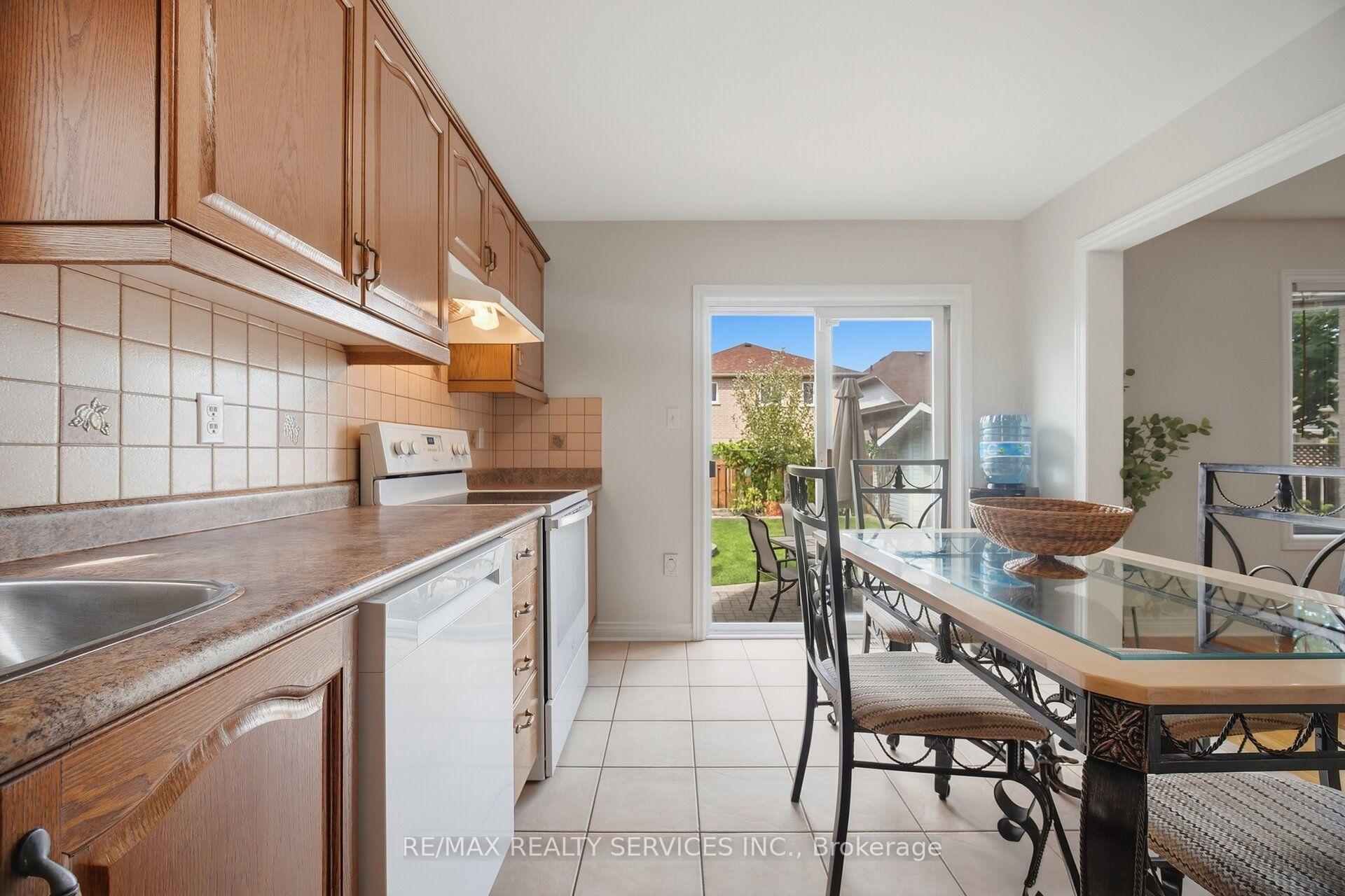 Photo 21 of 30 Maple Beach Crescent, Brampton, Fletcher's Meadow — HOMEH