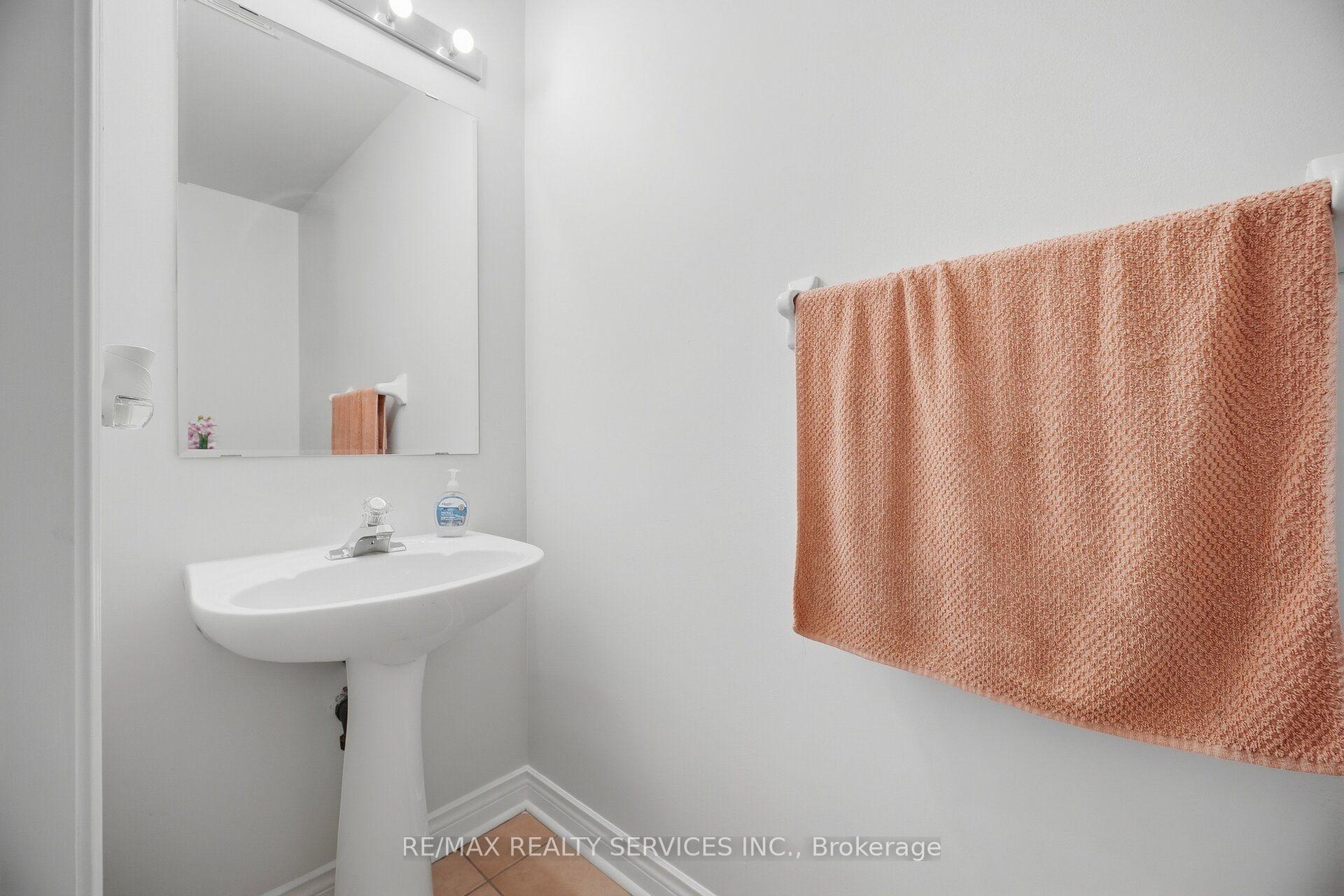 Photo 22 of 30 Maple Beach Crescent, Brampton, Fletcher's Meadow — HOMEH