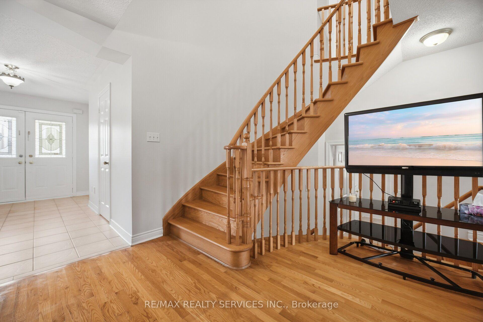 Photo 23 of 30 Maple Beach Crescent, Brampton, Fletcher's Meadow — HOMEH