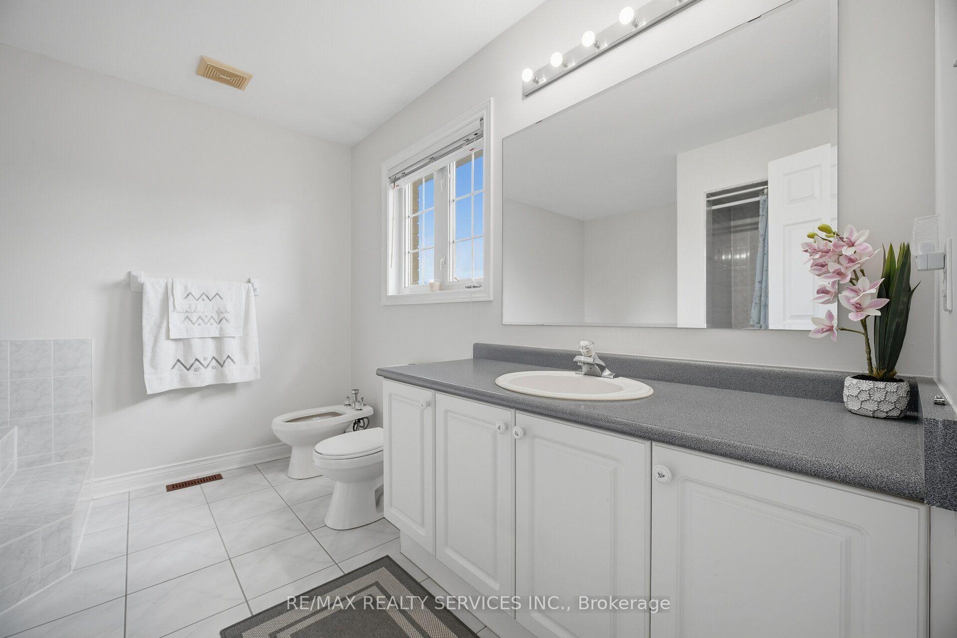 Photo 26 of 30 Maple Beach Crescent, Brampton, Fletcher's Meadow — HOMEH