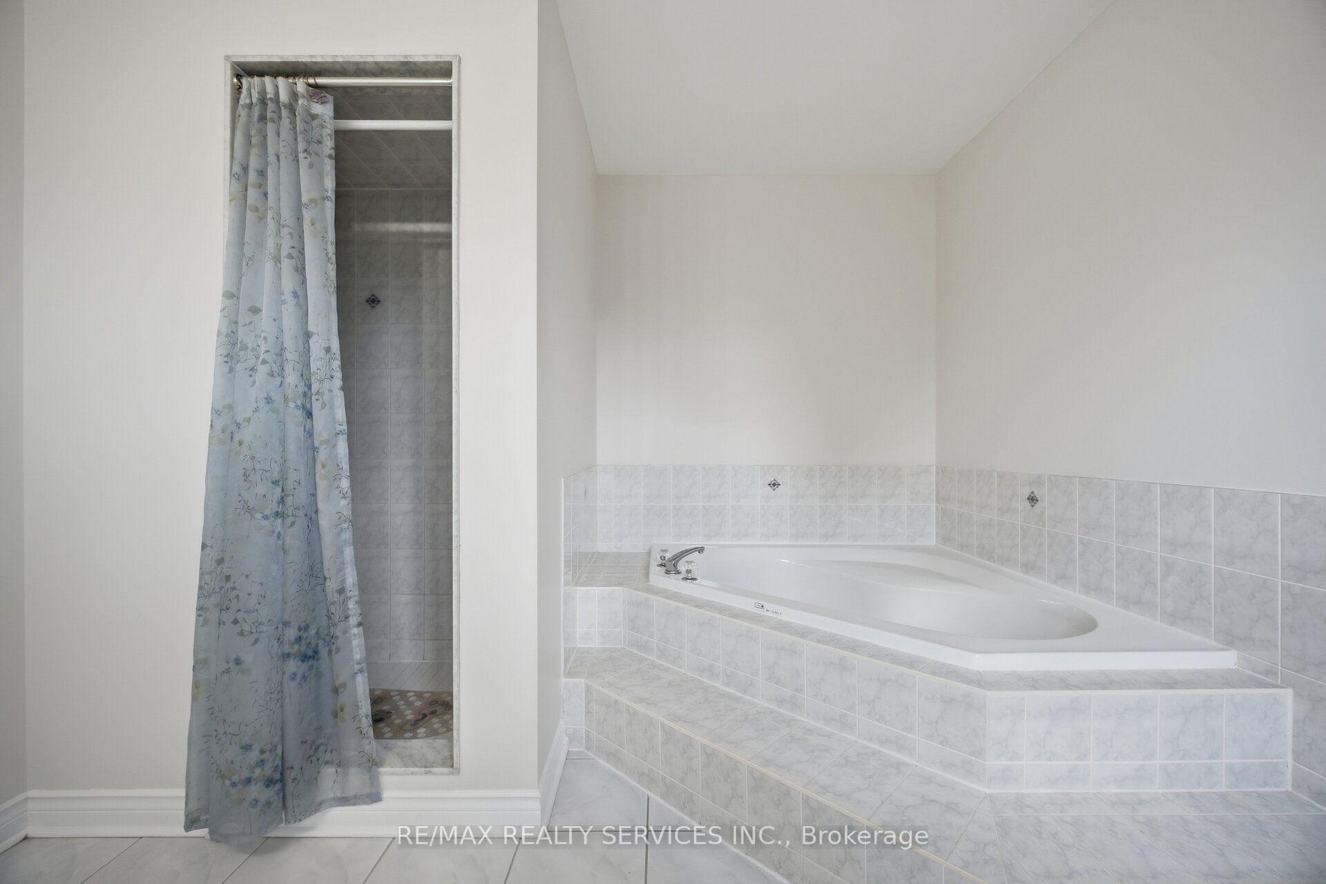 Photo 27 of 30 Maple Beach Crescent, Brampton, Fletcher's Meadow — HOMEH