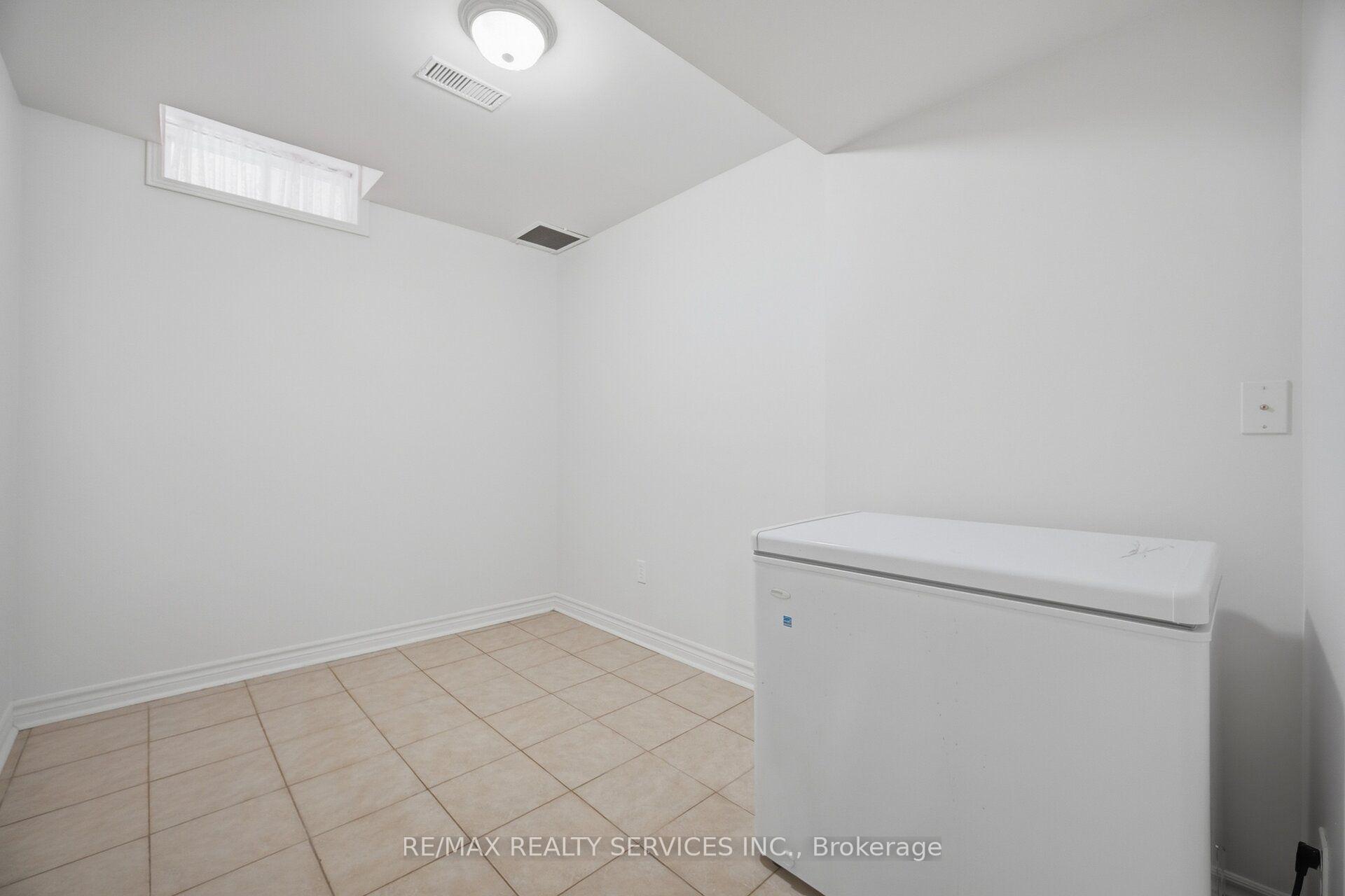 Photo 36 of 30 Maple Beach Crescent, Brampton, Fletcher's Meadow — HOMEH