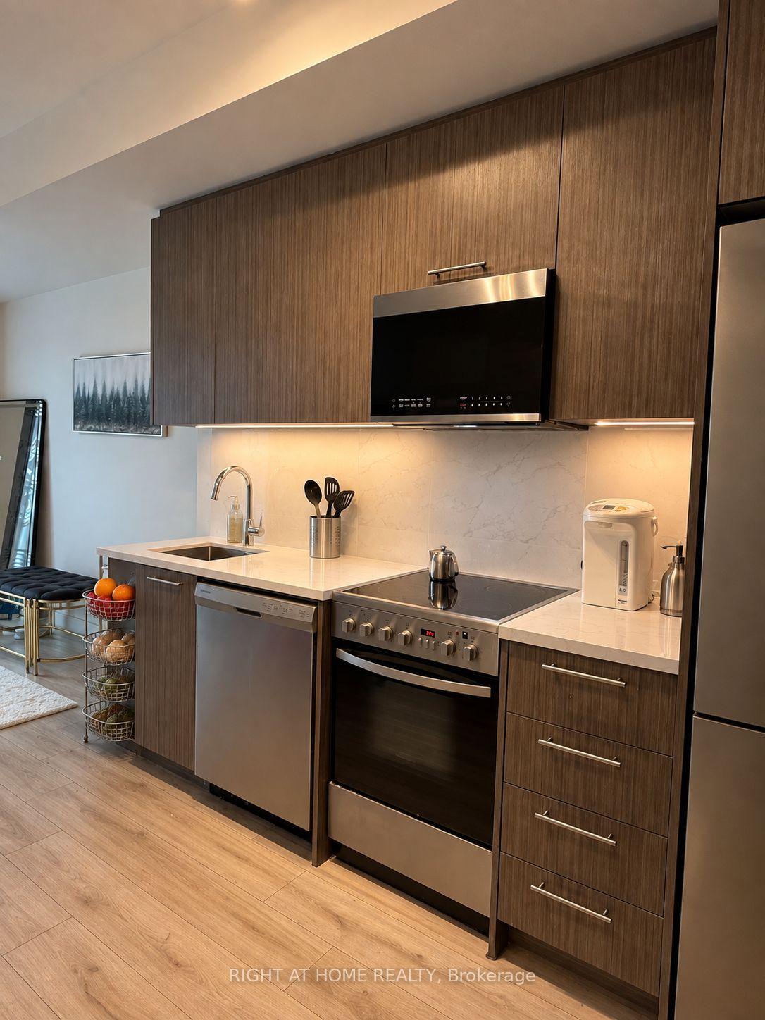 Photo 5 of Unit TH09, 264 Finch Avenue E, North York, Newtonbrook East — HOMEH