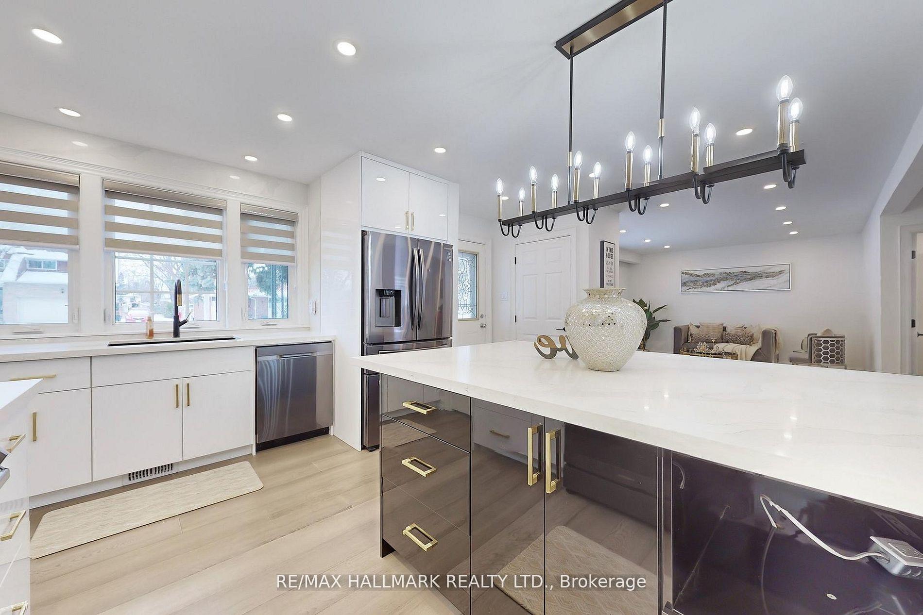 Photo 12 of 24 Cresser Avenue, Whitby, Rural Whitby — HOMEH