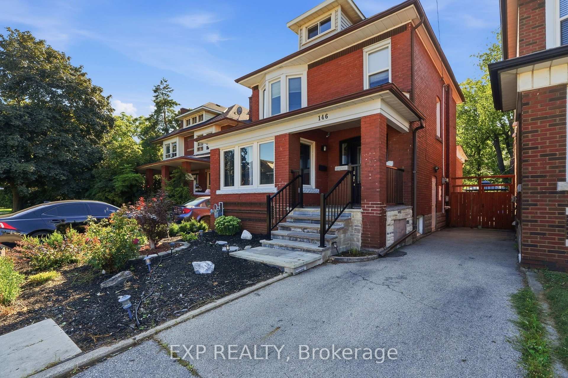 Photo of 146 Ottawa Street S