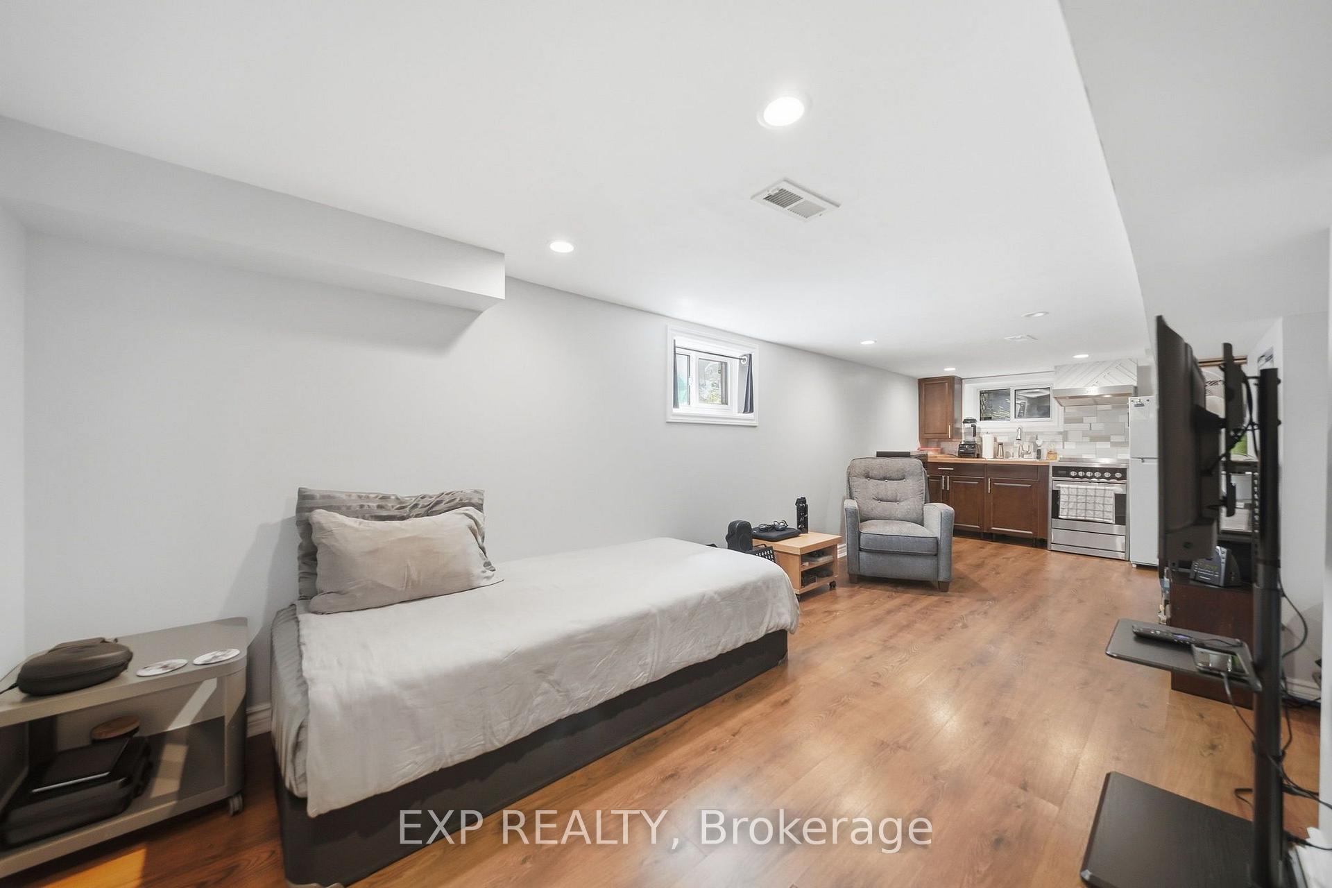 Photo 28 of 146 Ottawa Street S, Hamilton, Delta — HOMEH