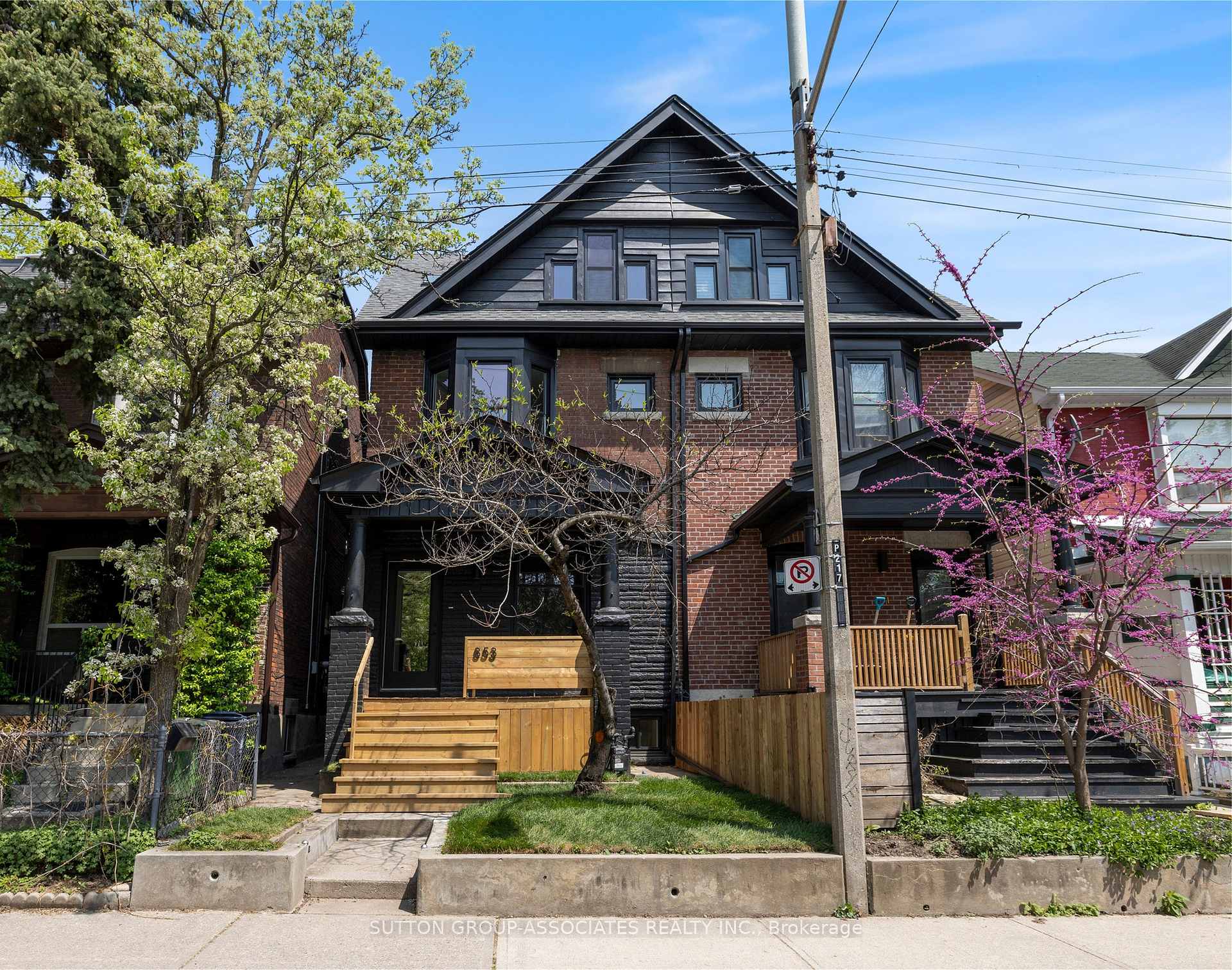 Front of 853 Manning Avenue
