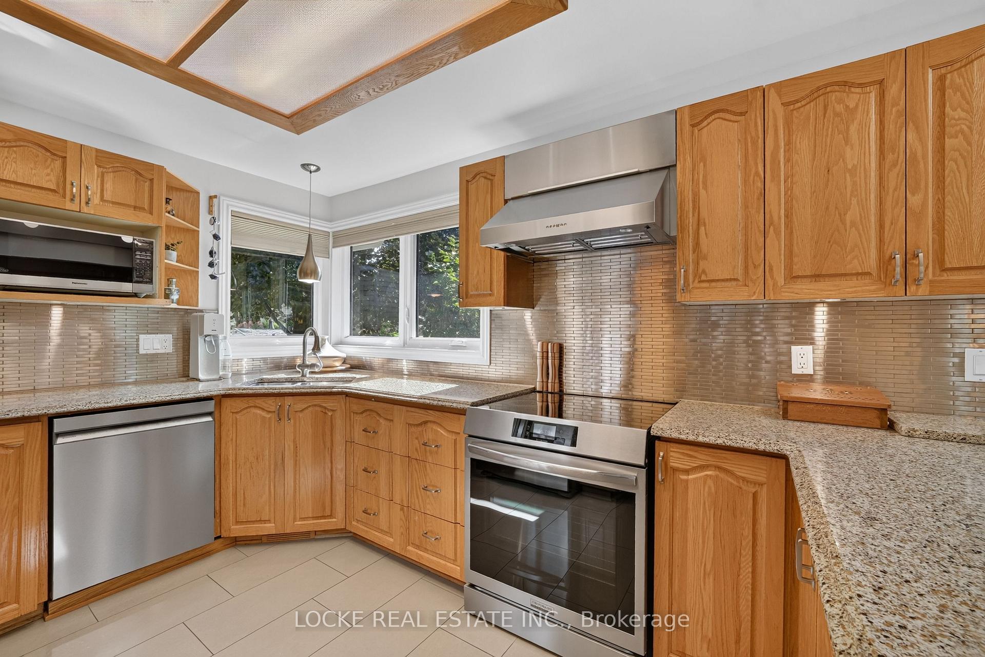 Photo 11 of 1672 Des Ravins Place, Ottawa, Chapel Hill — HOMEH