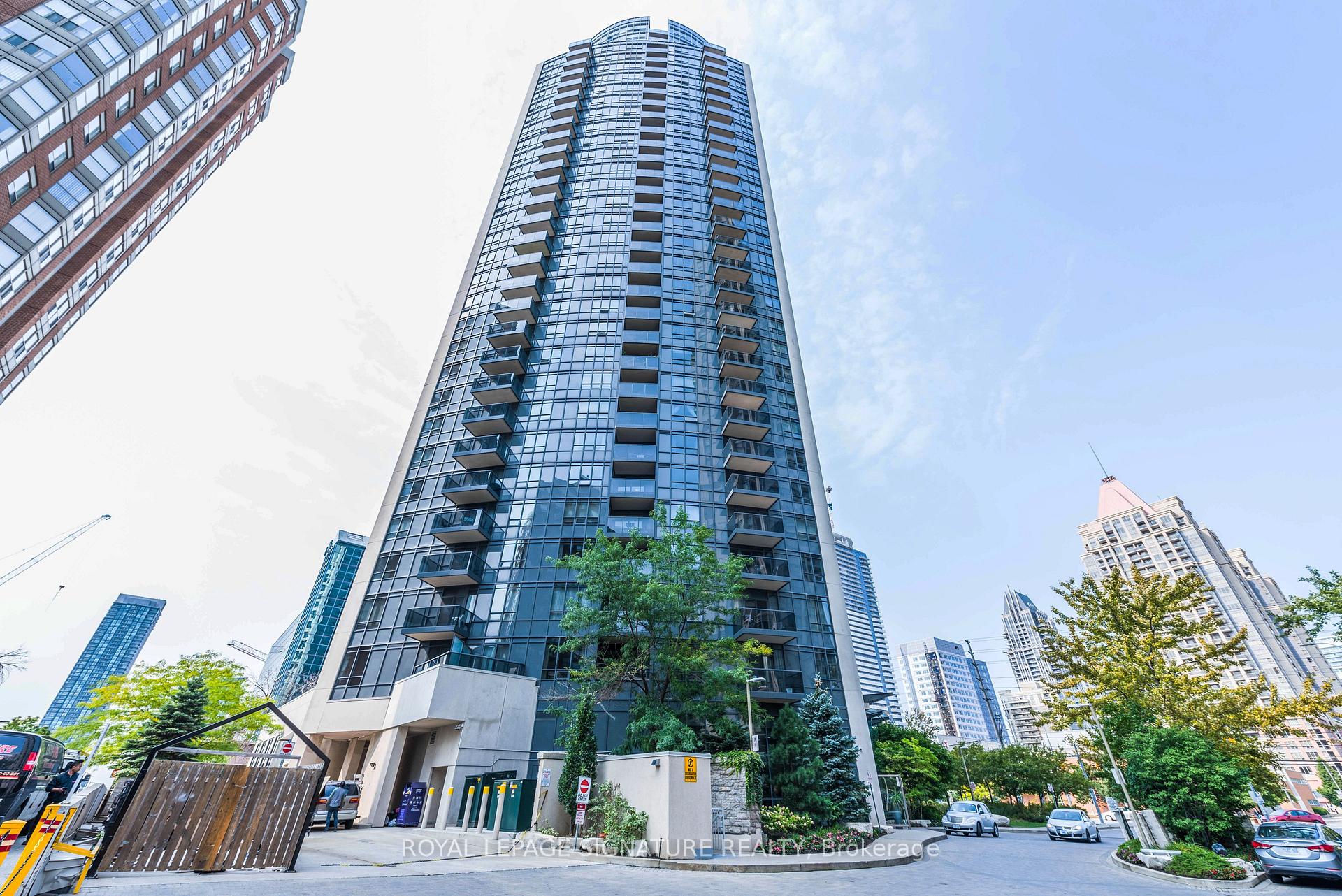 Front of Unit 1604, 330 Burnhamthorpe Road W