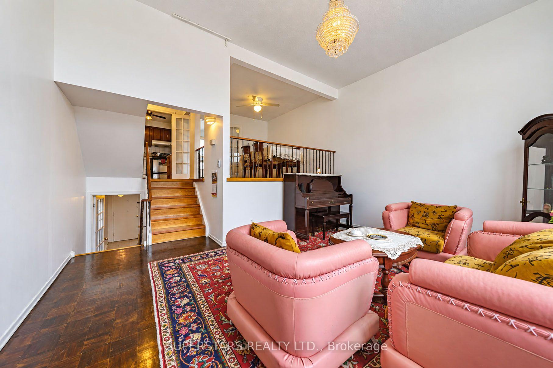 Photo 3 of 29 Jenny Wrenway, North York, Hillcrest Village — HOMEH
