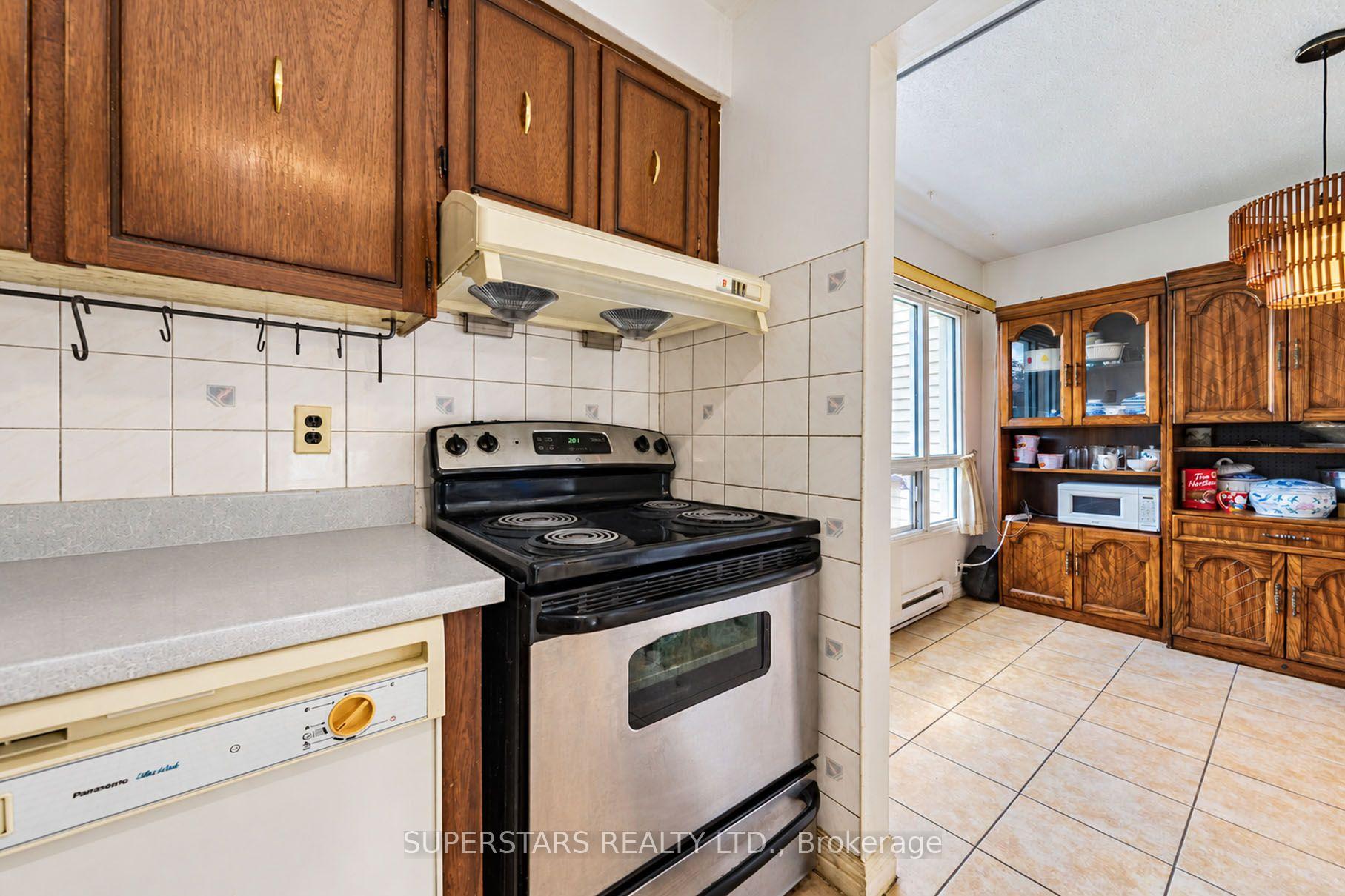 Photo 10 of 29 Jenny Wrenway, North York, Hillcrest Village — HOMEH