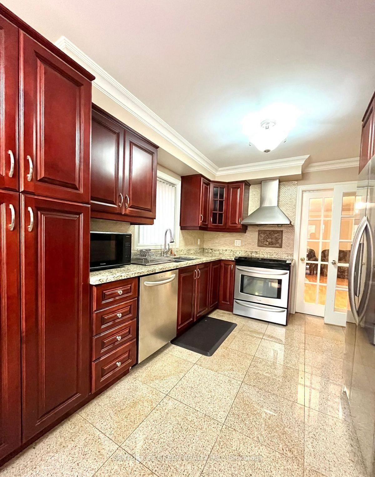 Photo 2 of 215 Kingknoll Drive, Brampton, Fletcher's Creek South — HOMEH