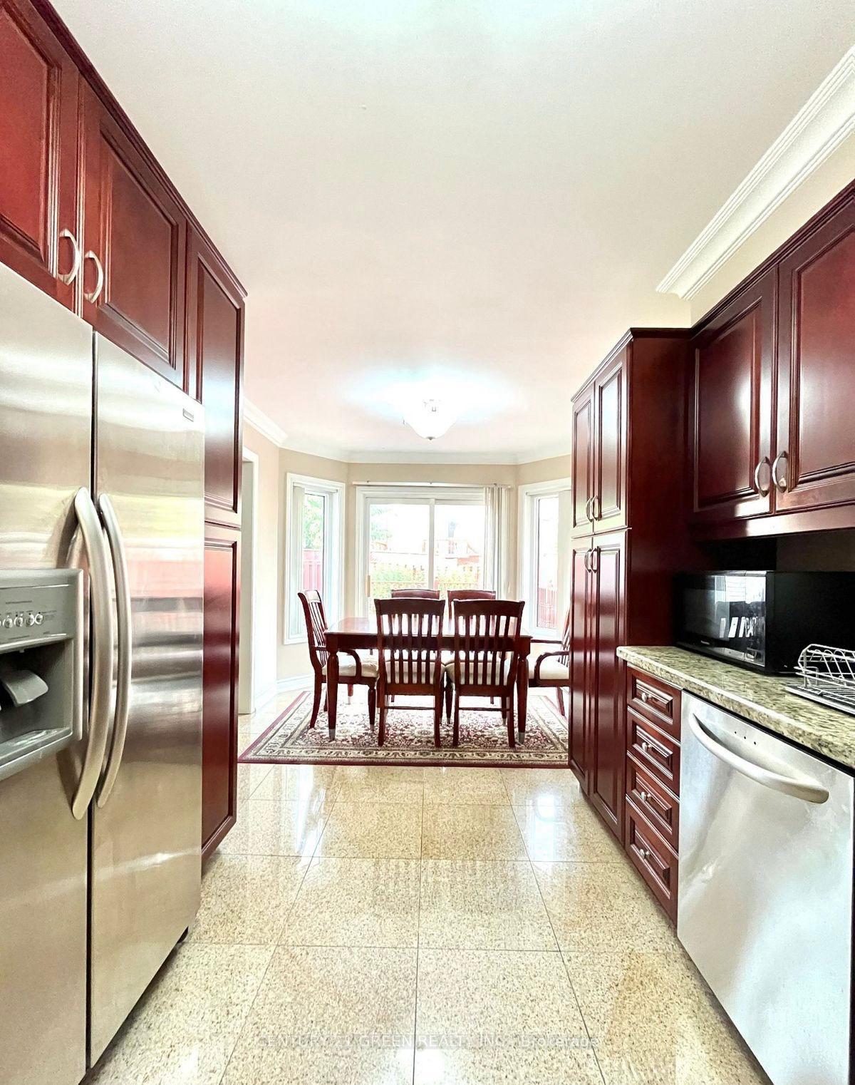 Photo 4 of 215 Kingknoll Drive, Brampton, Fletcher's Creek South — HOMEH