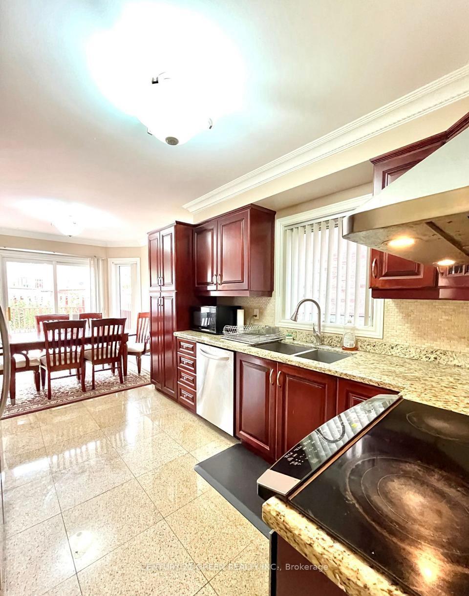 Photo 5 of 215 Kingknoll Drive, Brampton, Fletcher's Creek South — HOMEH