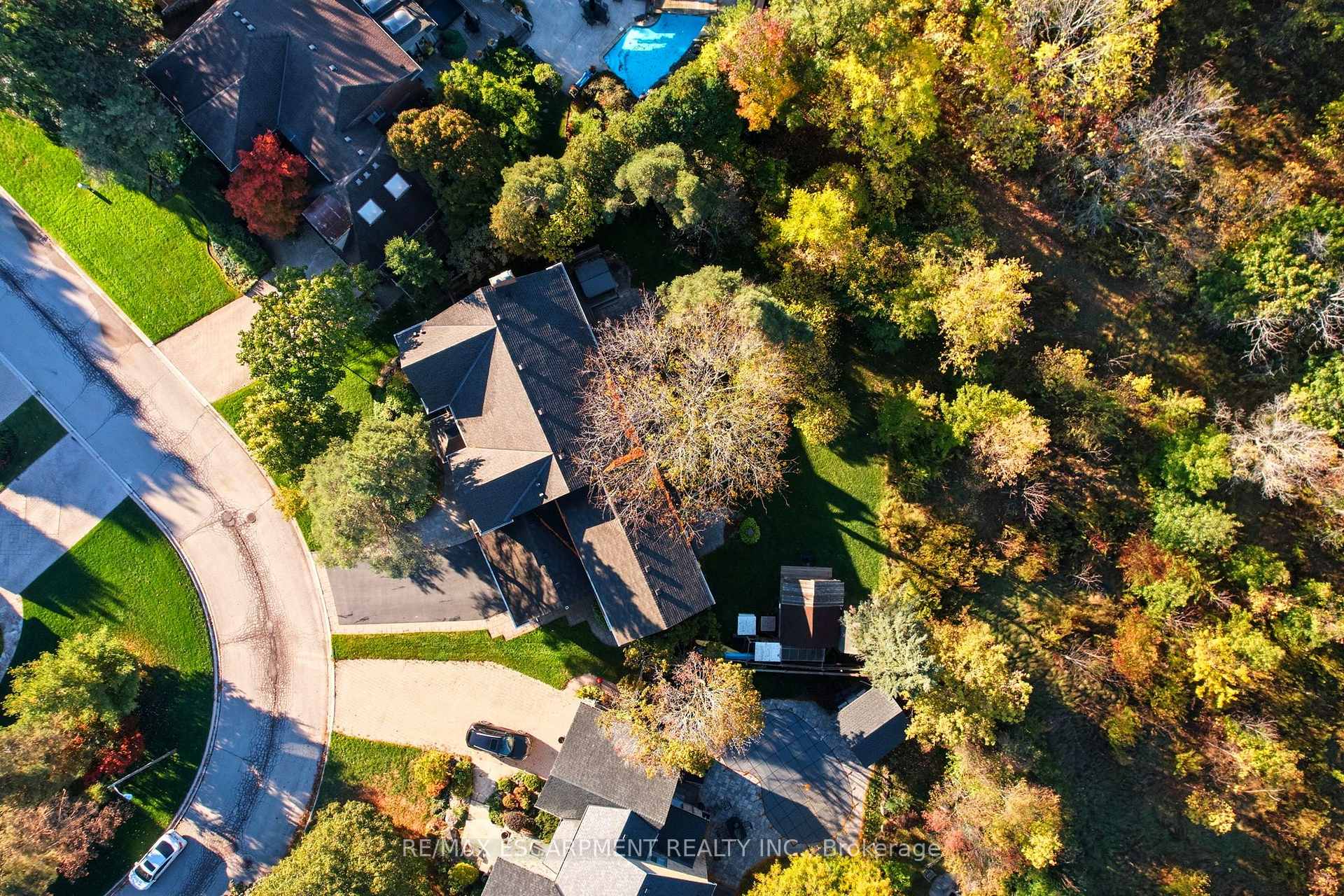Photo 2 of 77 Flanders Drive, Hamilton, Waterdown — HOMEH