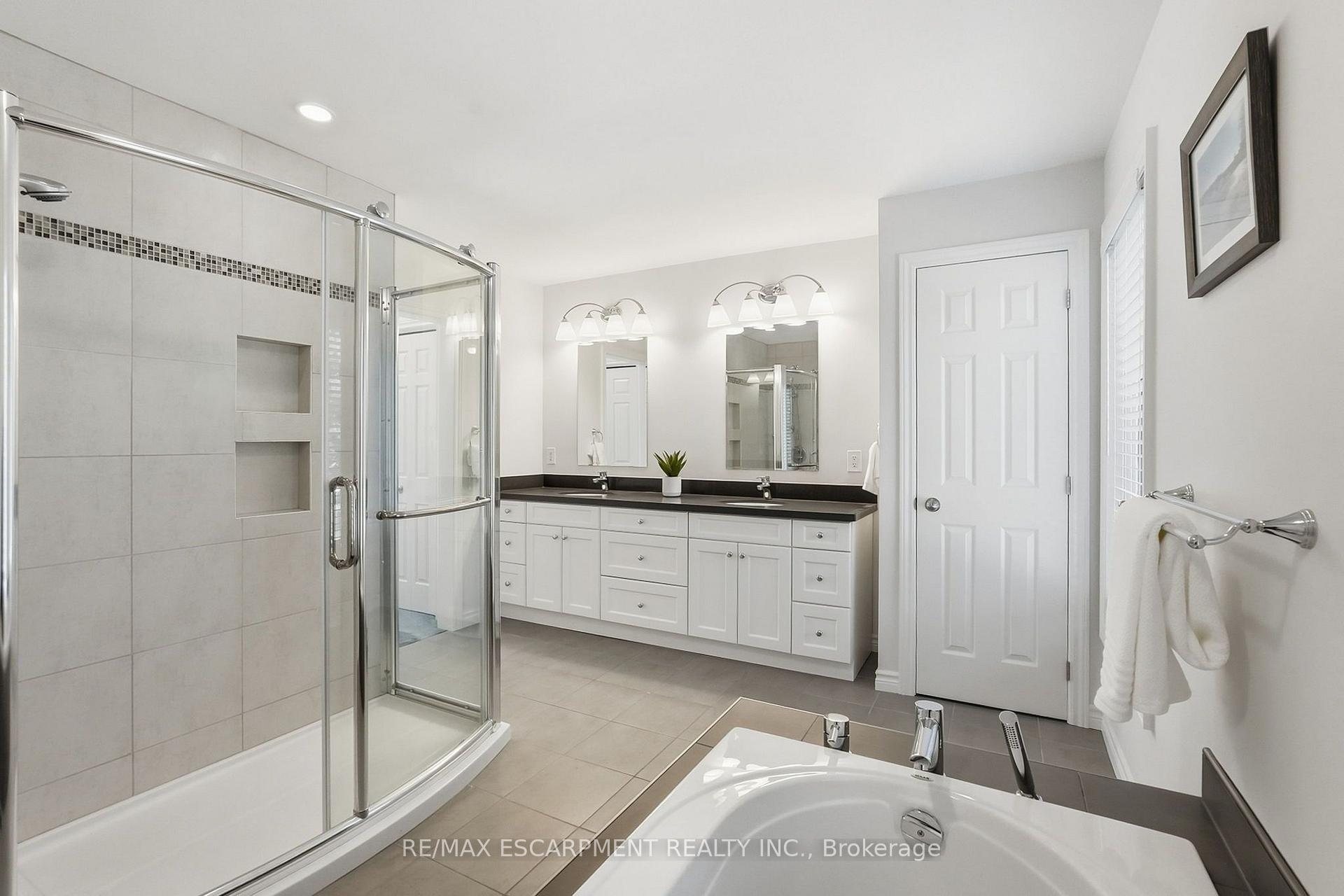Photo 19 of 77 Flanders Drive, Hamilton, Waterdown — HOMEH