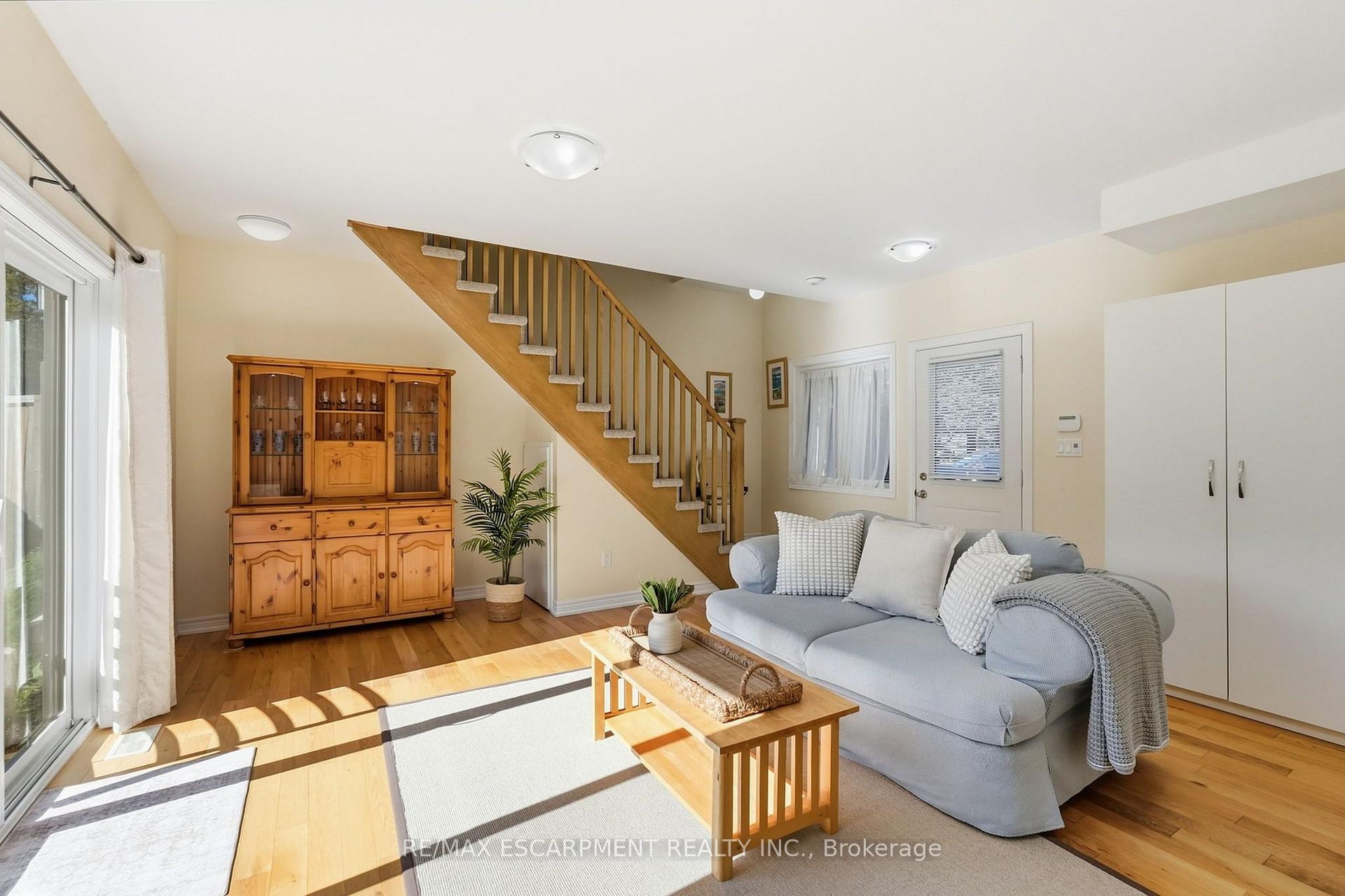 Photo 34 of 77 Flanders Drive, Hamilton, Waterdown — HOMEH
