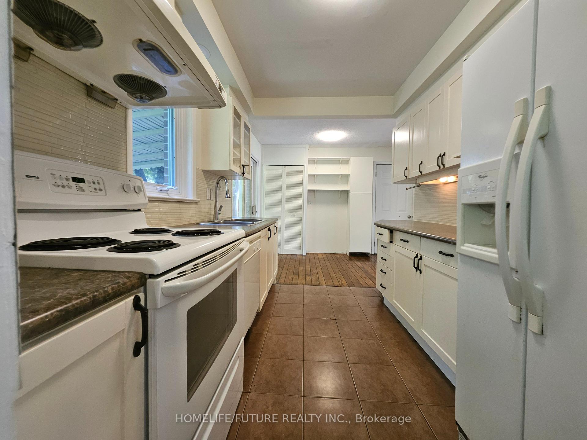 Photo 3 of 27 Ringwood Crescent, North York, Henry Farm — HOMEH
