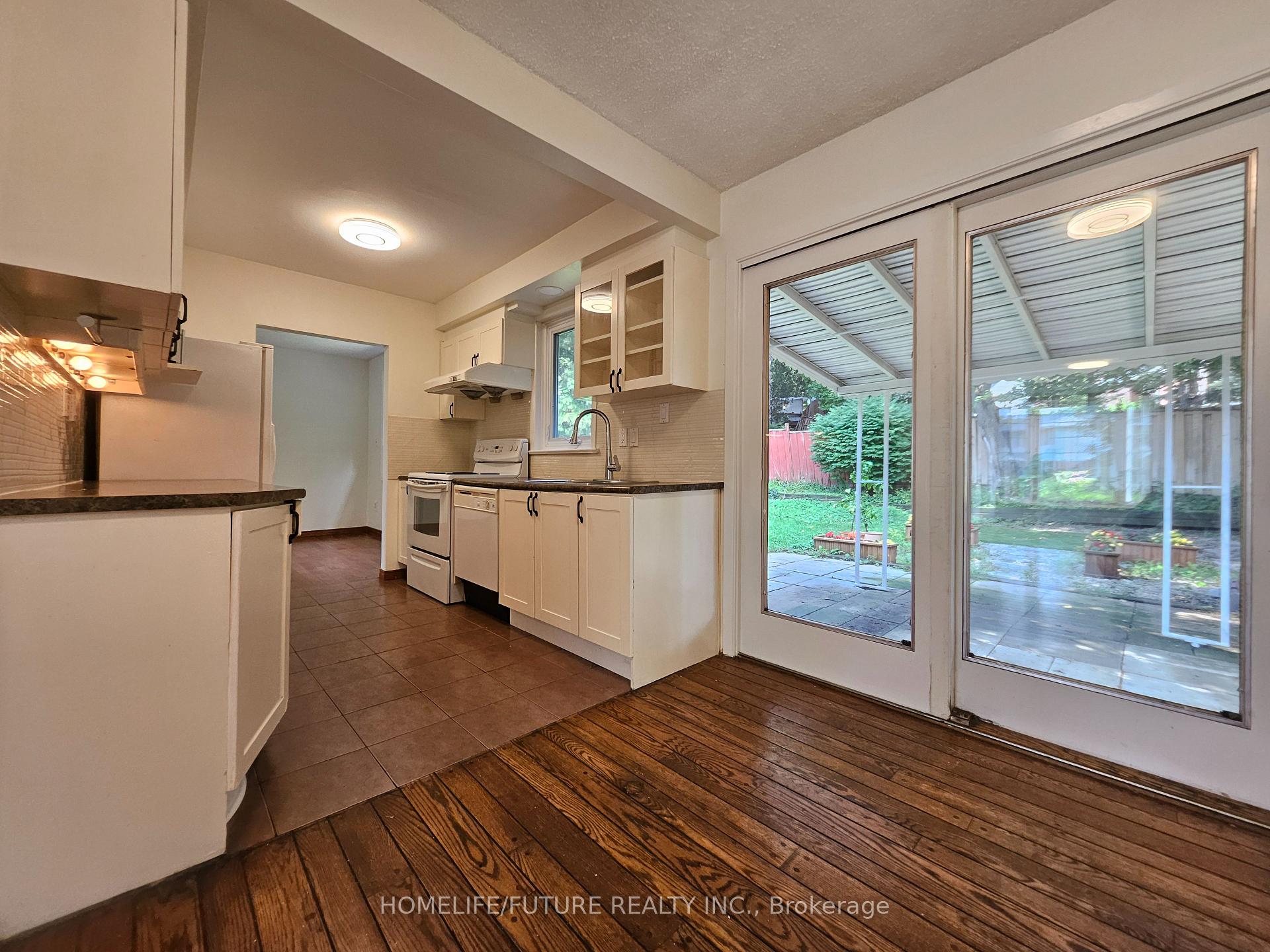 Photo 4 of 27 Ringwood Crescent, North York, Henry Farm — HOMEH