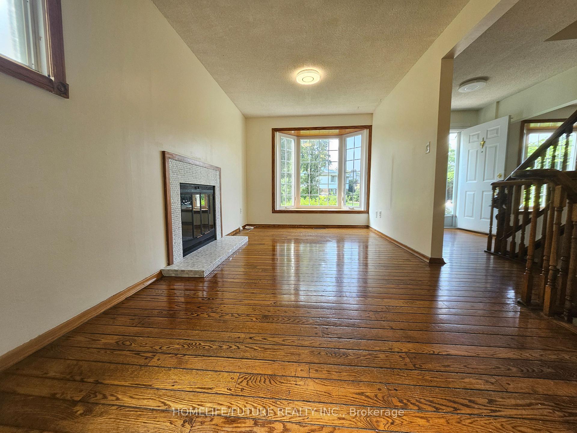 Photo 11 of 27 Ringwood Crescent, North York, Henry Farm — HOMEH