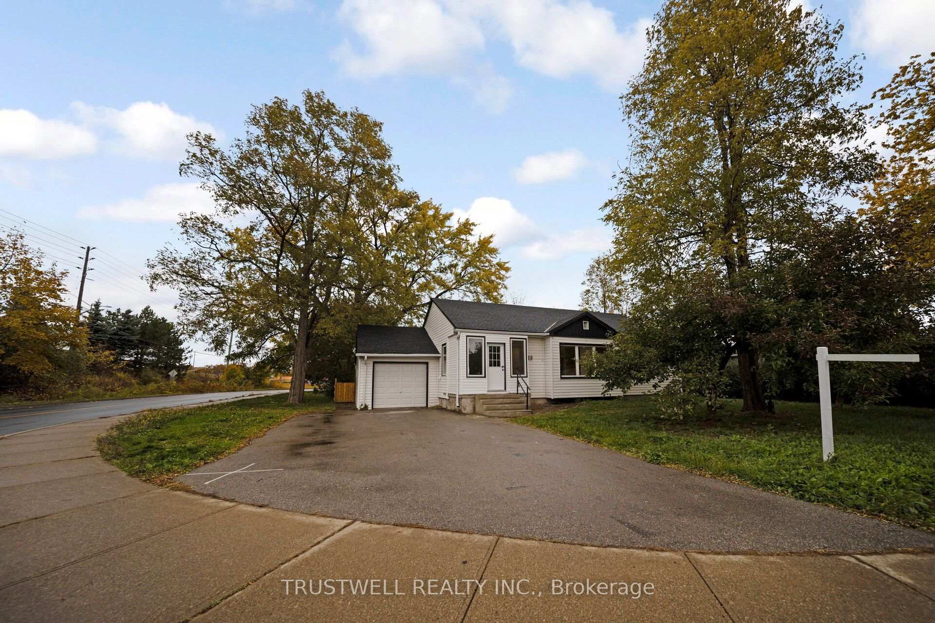 Photo 3 of 5 Meadowvale Drive, St. Catharines, Lakeport — HOMEH