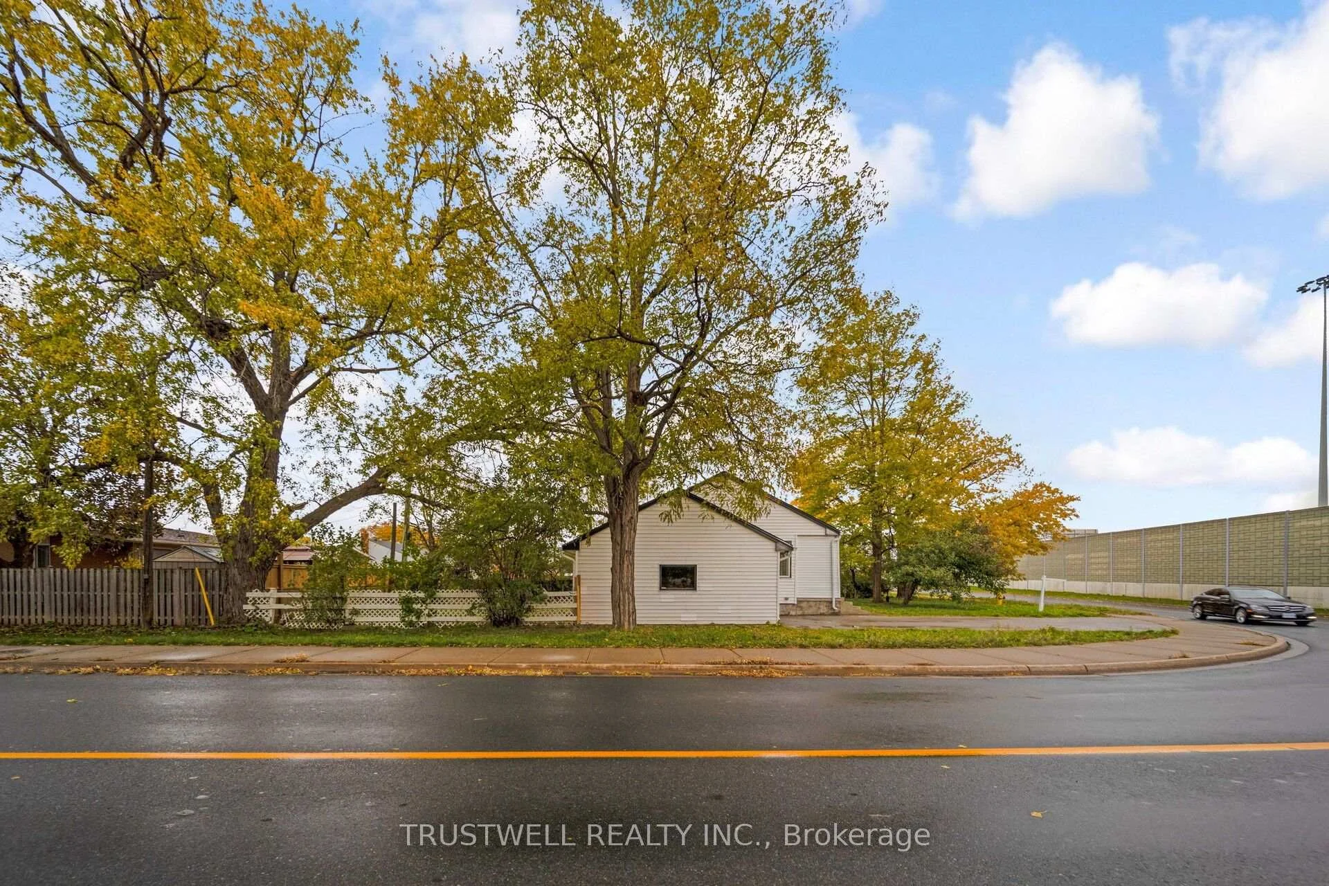 Photo 2 of 5 Meadowvale Drive, St. Catharines, Lakeport — HOMEH