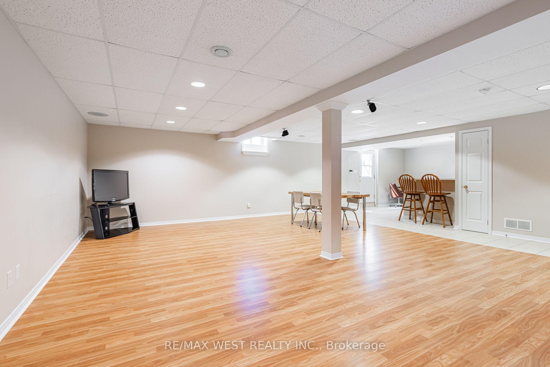 Photo 3 of 382 Melville Avenue, Vaughan, Maple — HOMEH