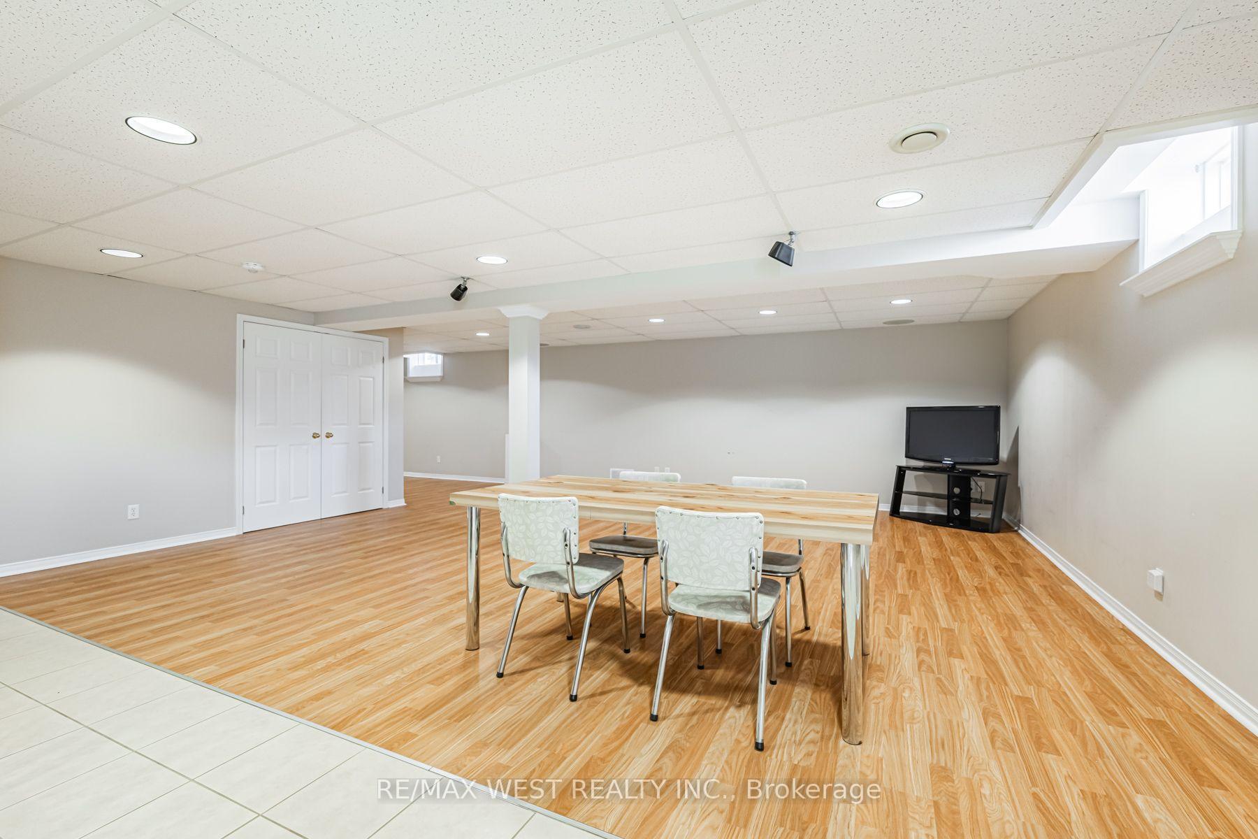 Photo 4 of 382 Melville Avenue, Vaughan, Maple — HOMEH