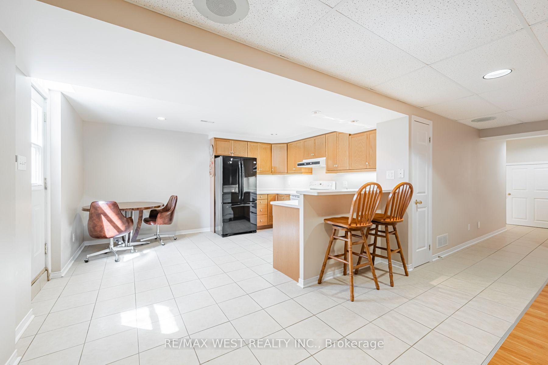 Photo 5 of 382 Melville Avenue, Vaughan, Maple — HOMEH