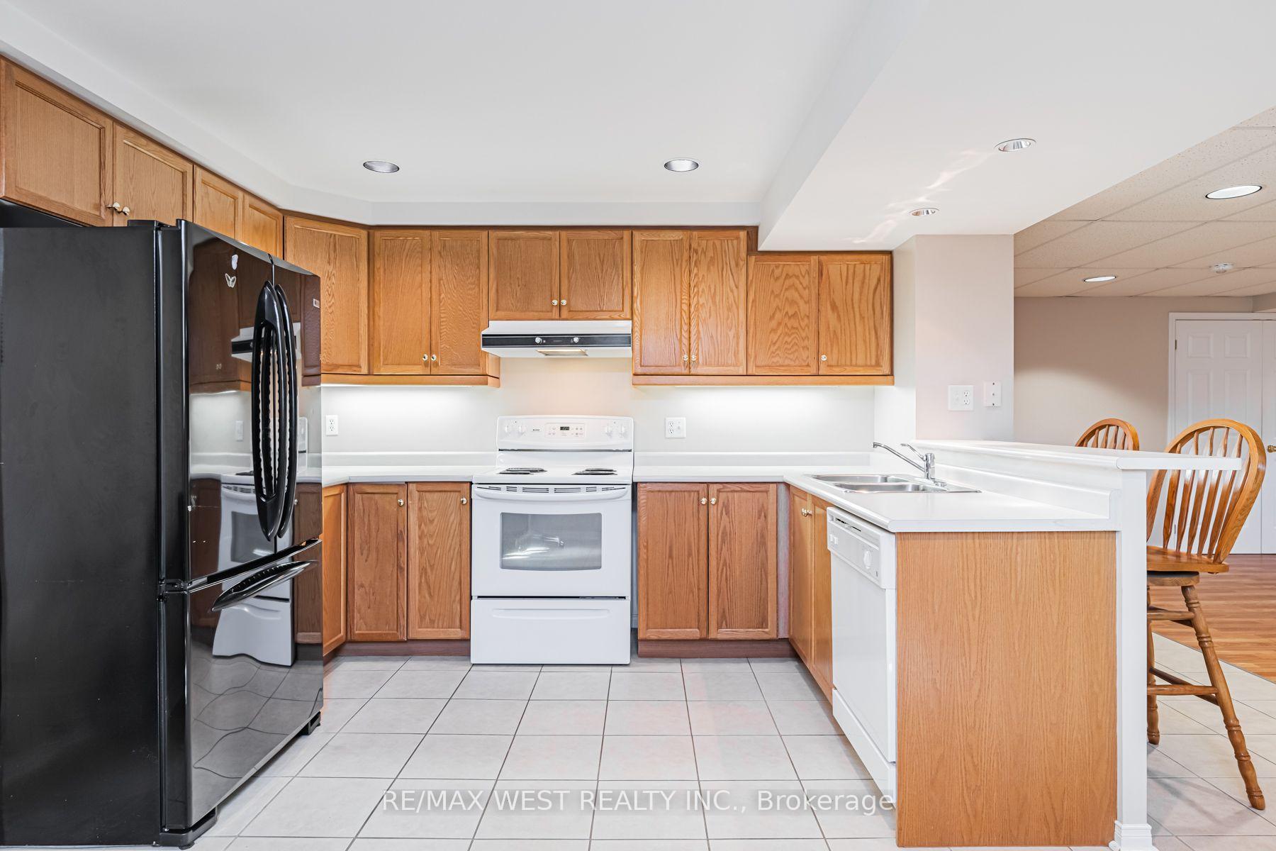 Photo 6 of 382 Melville Avenue, Vaughan, Maple — HOMEH
