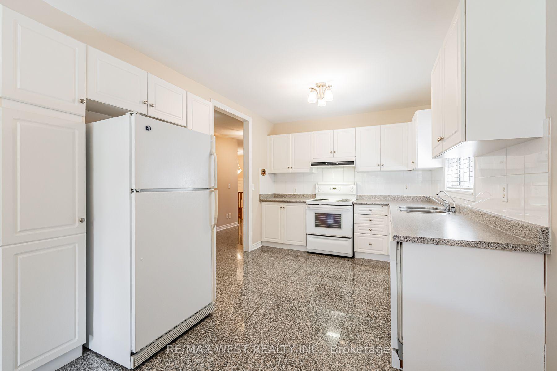 Photo 13 of 382 Melville Avenue, Vaughan, Maple — HOMEH