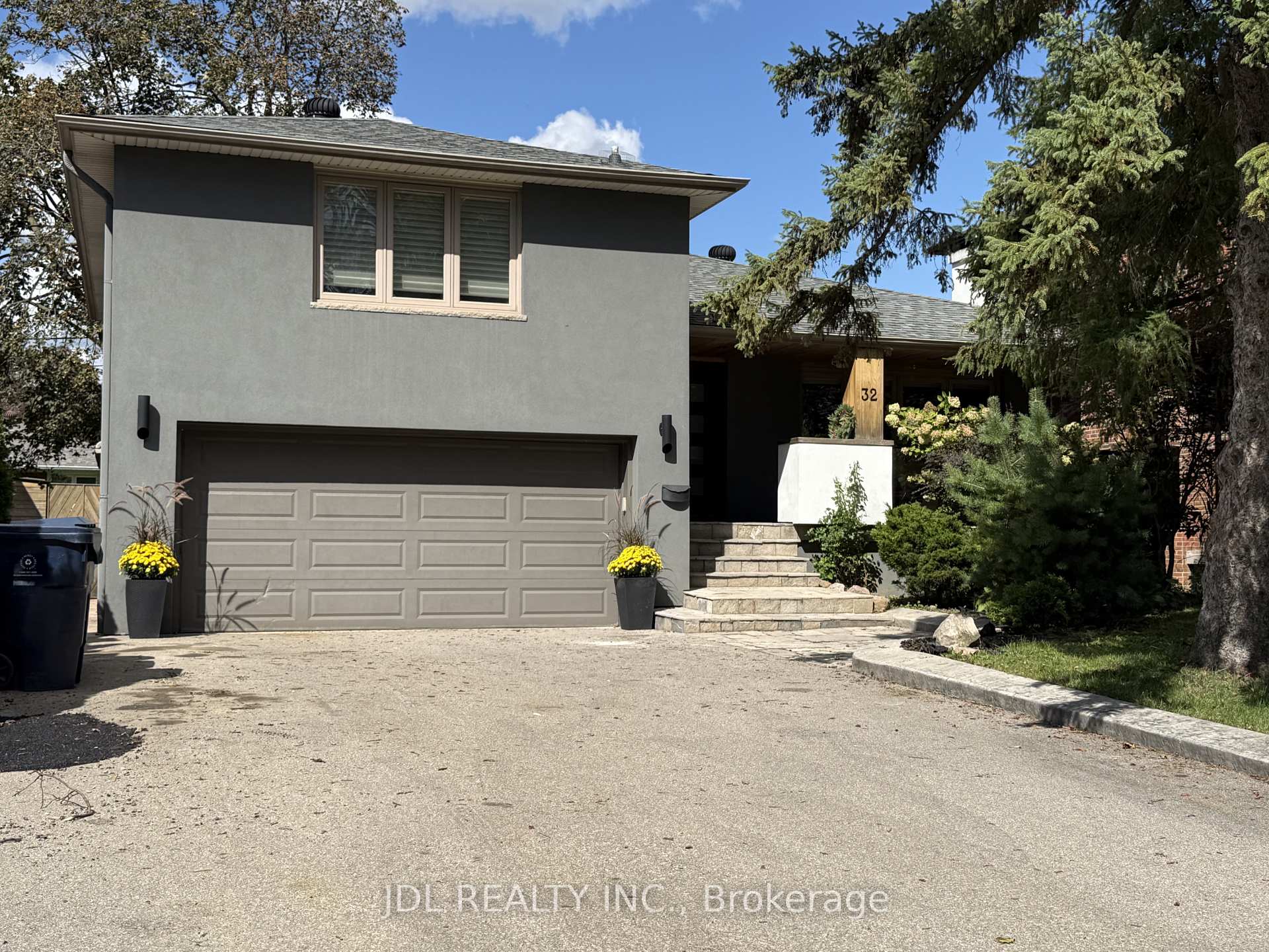 Photo of 32 Ashmount Crescent