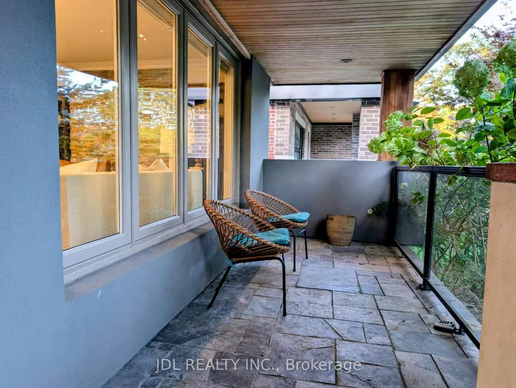 Photo 3 of 32 Ashmount Crescent, Etobicoke, Willowridge-Martingrove-Richview — HOMEH