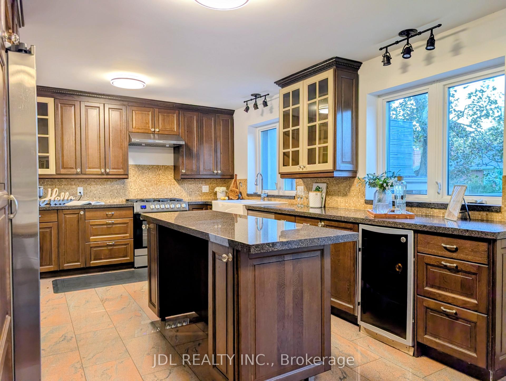 Photo 17 of 32 Ashmount Crescent, Etobicoke, Willowridge-Martingrove-Richview — HOMEH