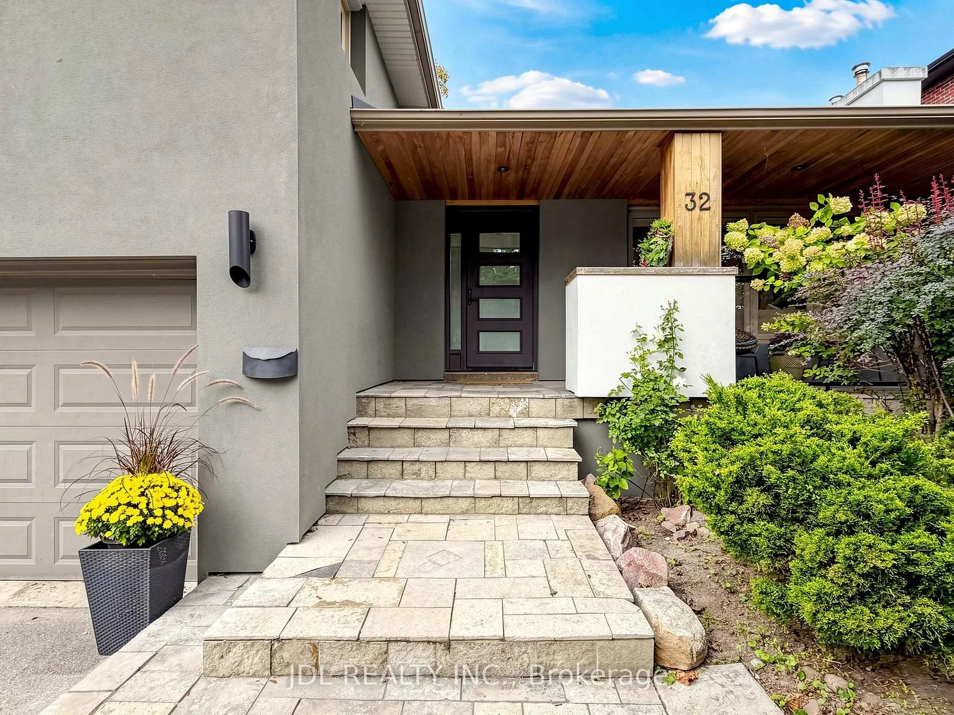 Photo 4 of 32 Ashmount Crescent, Etobicoke, Willowridge-Martingrove-Richview — HOMEH