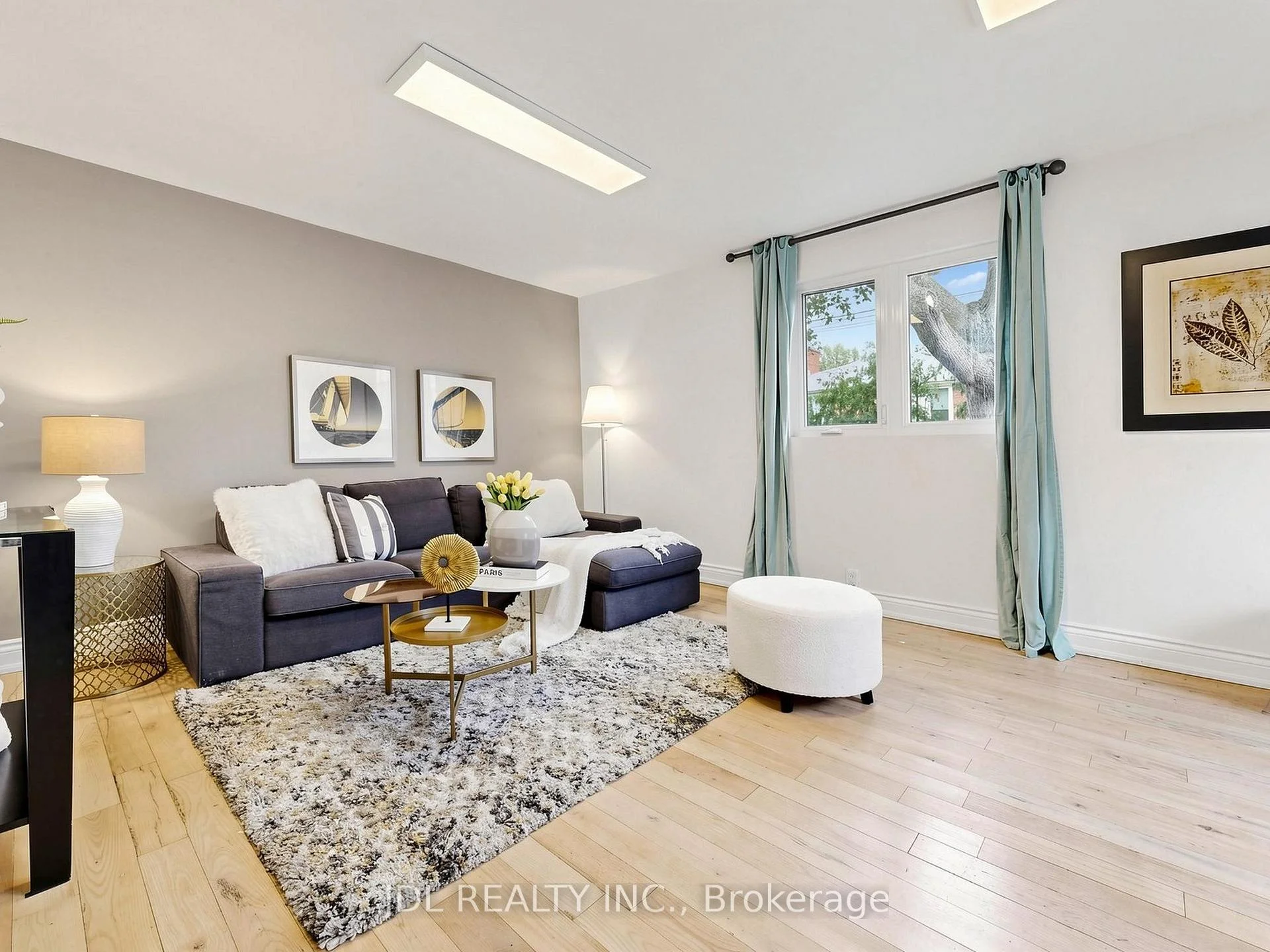 Photo 53 of 32 Ashmount Crescent, Etobicoke, Willowridge-Martingrove-Richview — HOMEH