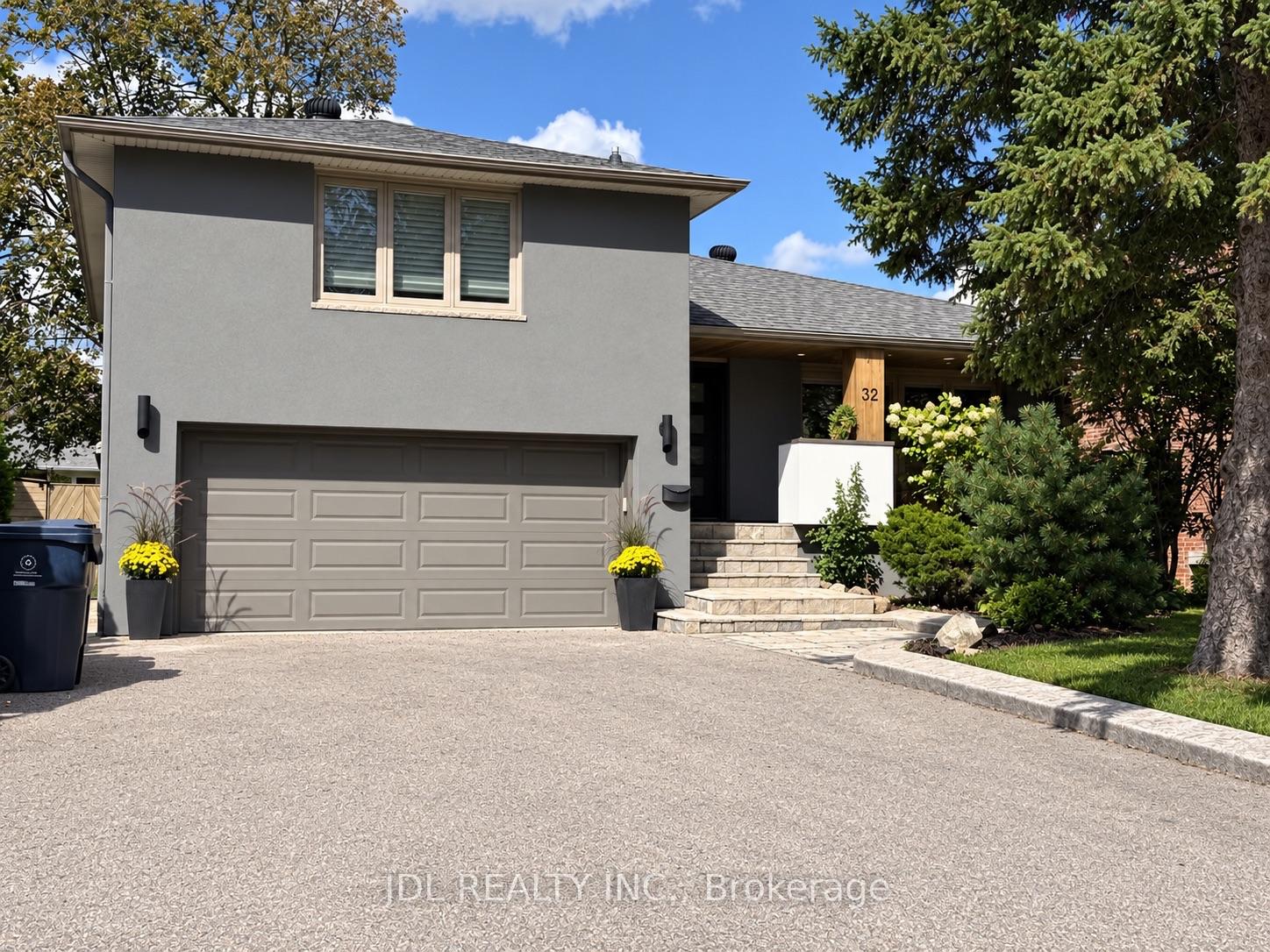 Photo 2 of 32 Ashmount Crescent, Etobicoke, Willowridge-Martingrove-Richview — HOMEH
