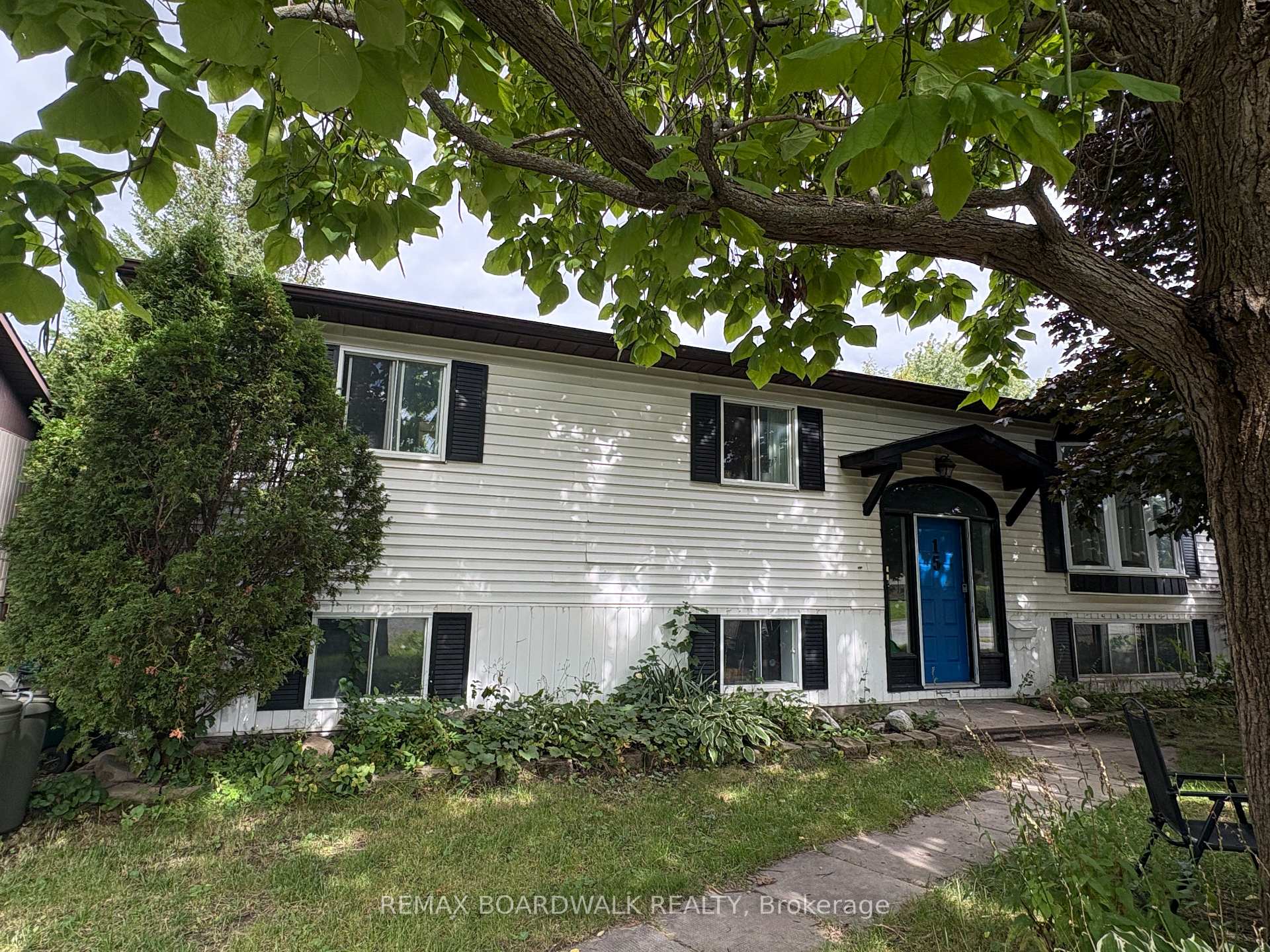 Photo 1 of 15B Dowdall Crescent, Ottawa, Fringewood — HOMEH