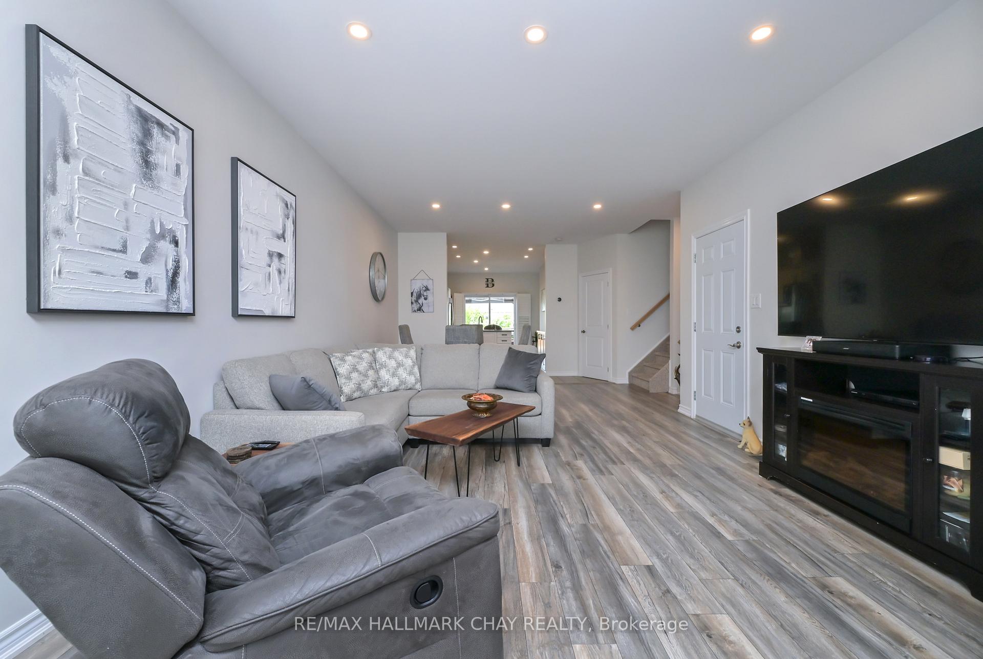 Photo 5 of 25 Kingsmere Crescent, New Tecumseth, Alliston — HOMEH