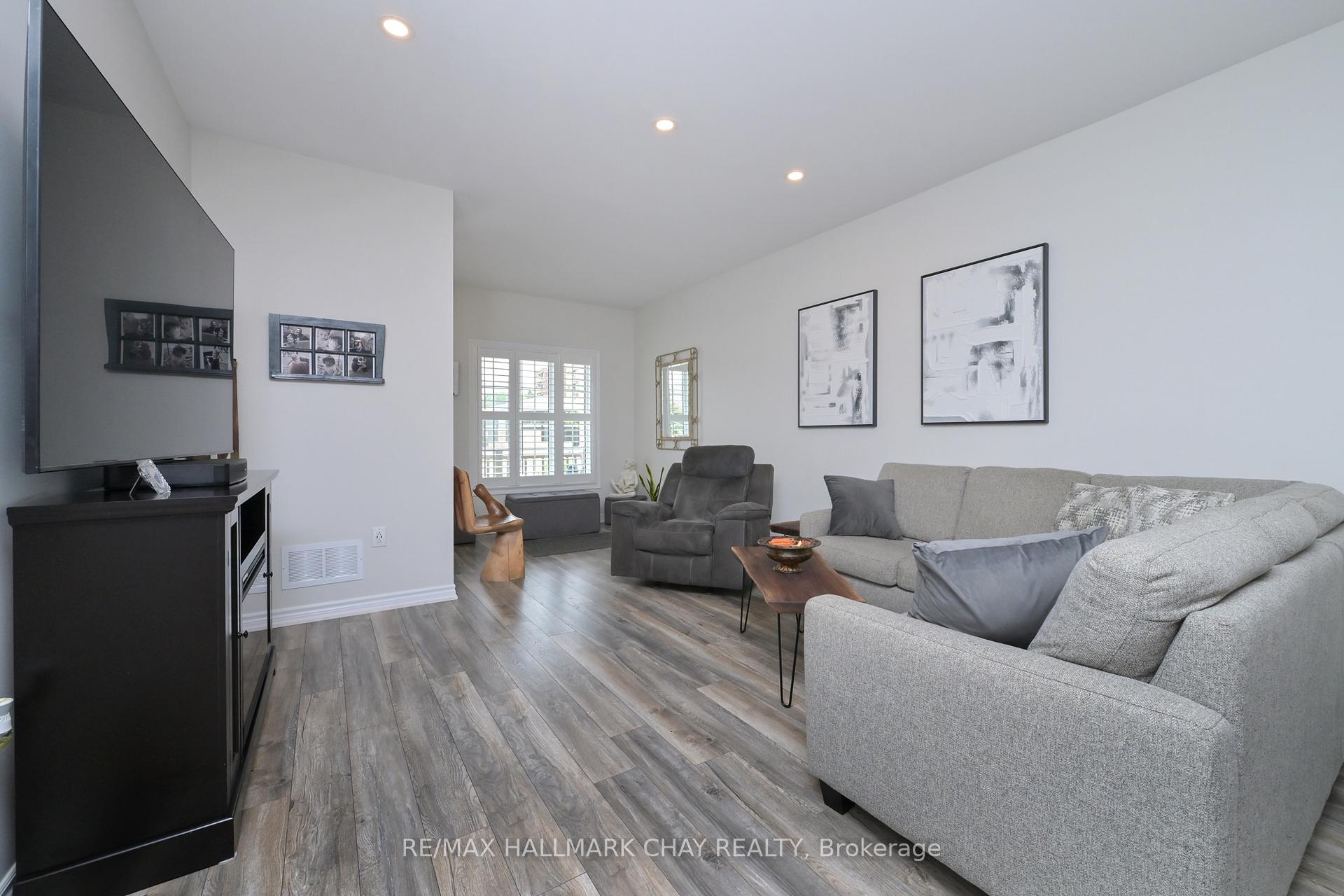 Photo 6 of 25 Kingsmere Crescent, New Tecumseth, Alliston — HOMEH