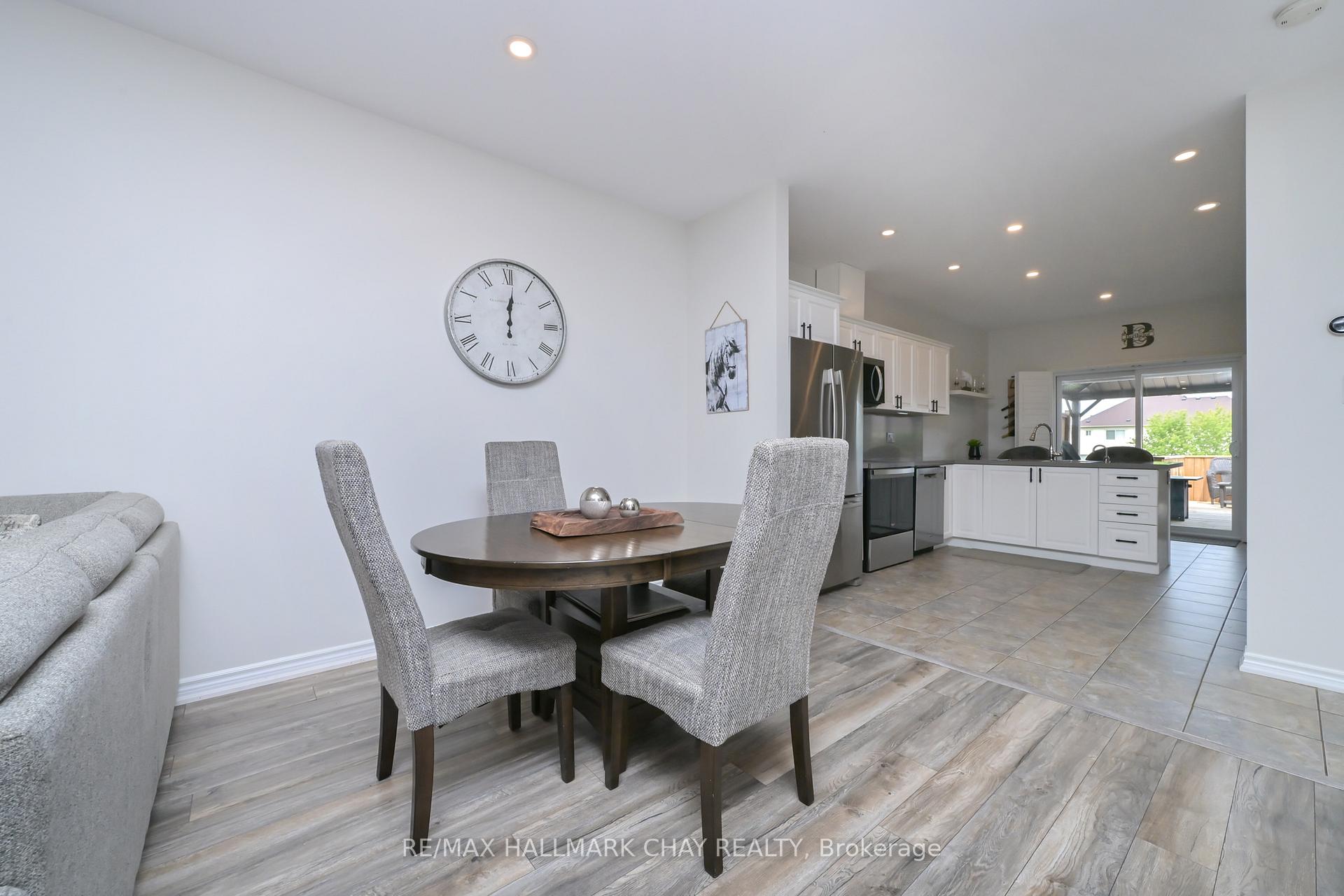 Photo 8 of 25 Kingsmere Crescent, New Tecumseth, Alliston — HOMEH
