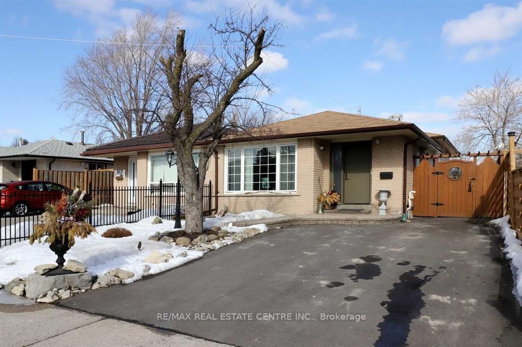 Photo 2 of 814 Eaglemount Crescent, Mississauga, Erindale — HOMEH