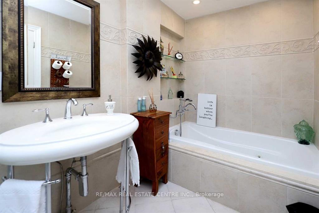 Photo 15 of 814 Eaglemount Crescent, Mississauga, Erindale — HOMEH