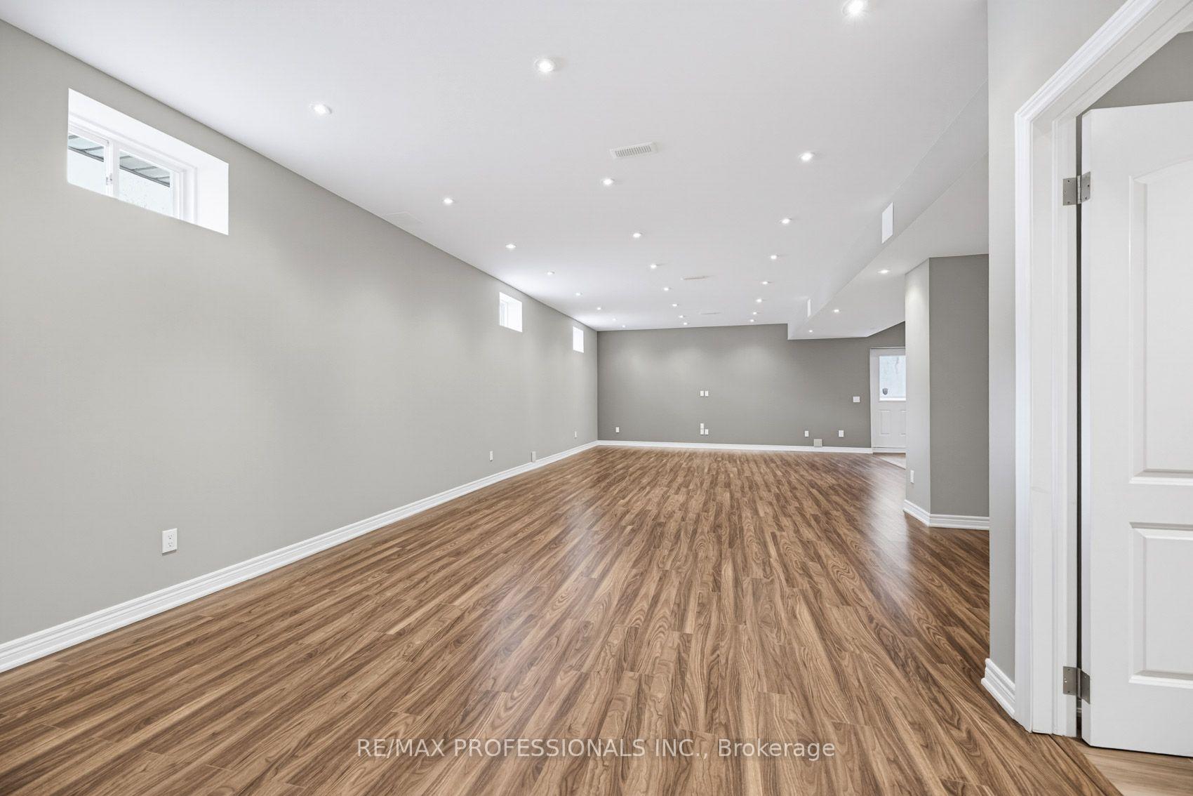 Photo 32 of 120 Insernia Crescent, Vaughan, Vellore Village — HOMEH